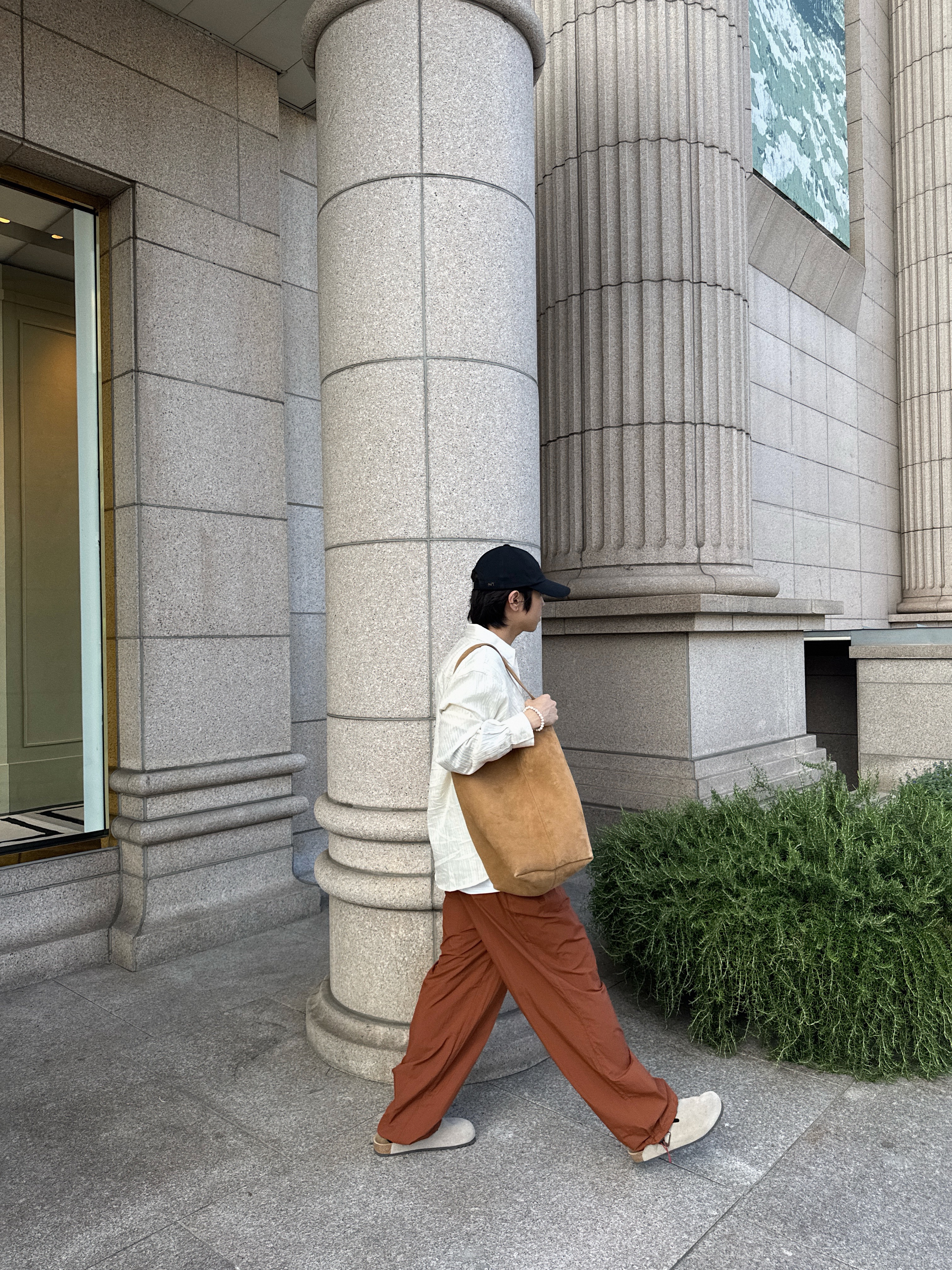 STU Suede Shoulder Bag Camel 착용 스타일 - 1