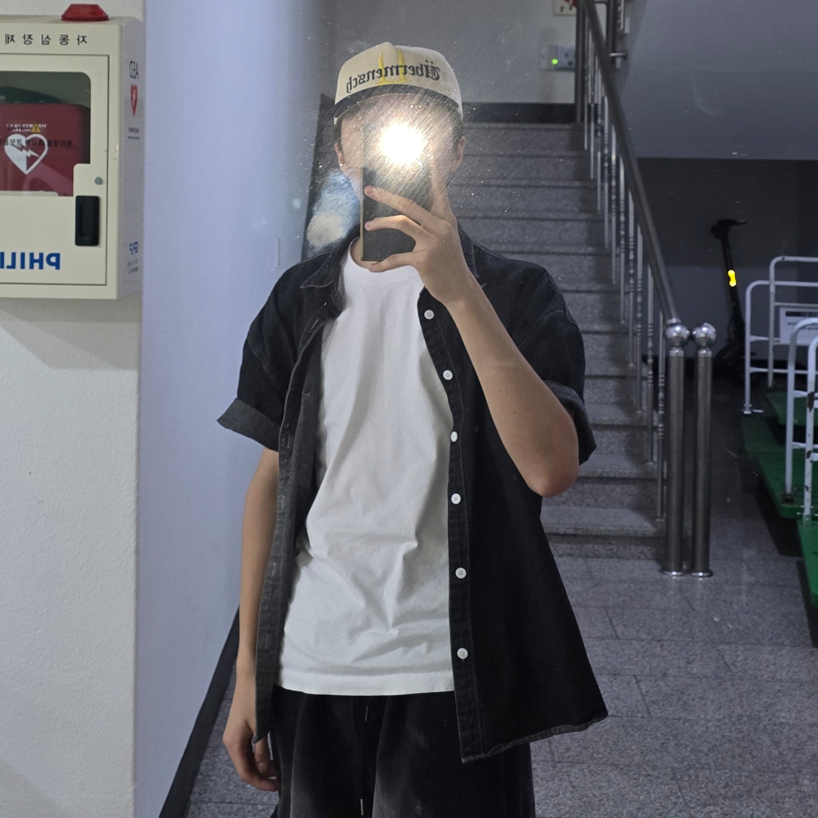 G-DRAGON Ubermensch Unstructured Snapback Hat Natural Navy 착용 스타일 - 1