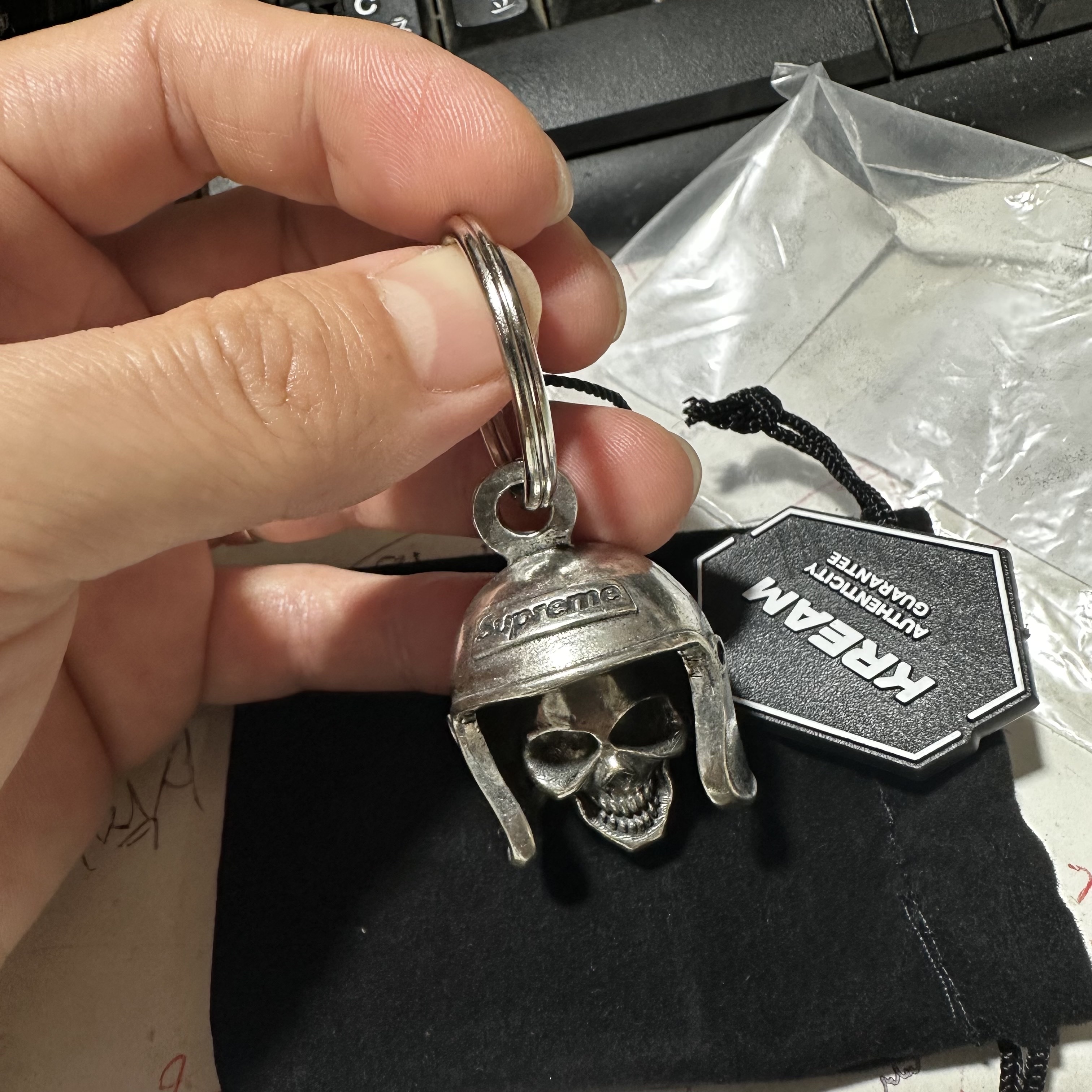 Supreme Skull Bell Keychain Silver - 25SS 착용 스타일
