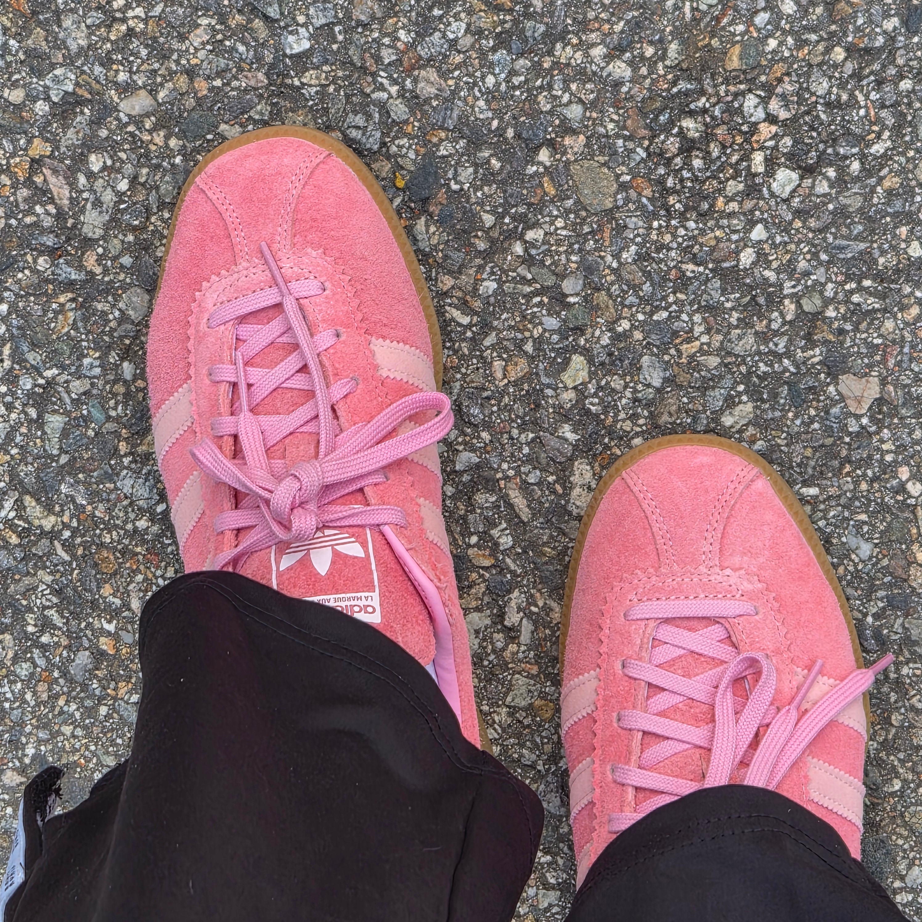 Adidas Bermuda Glow Pink 착용 스타일 - 2