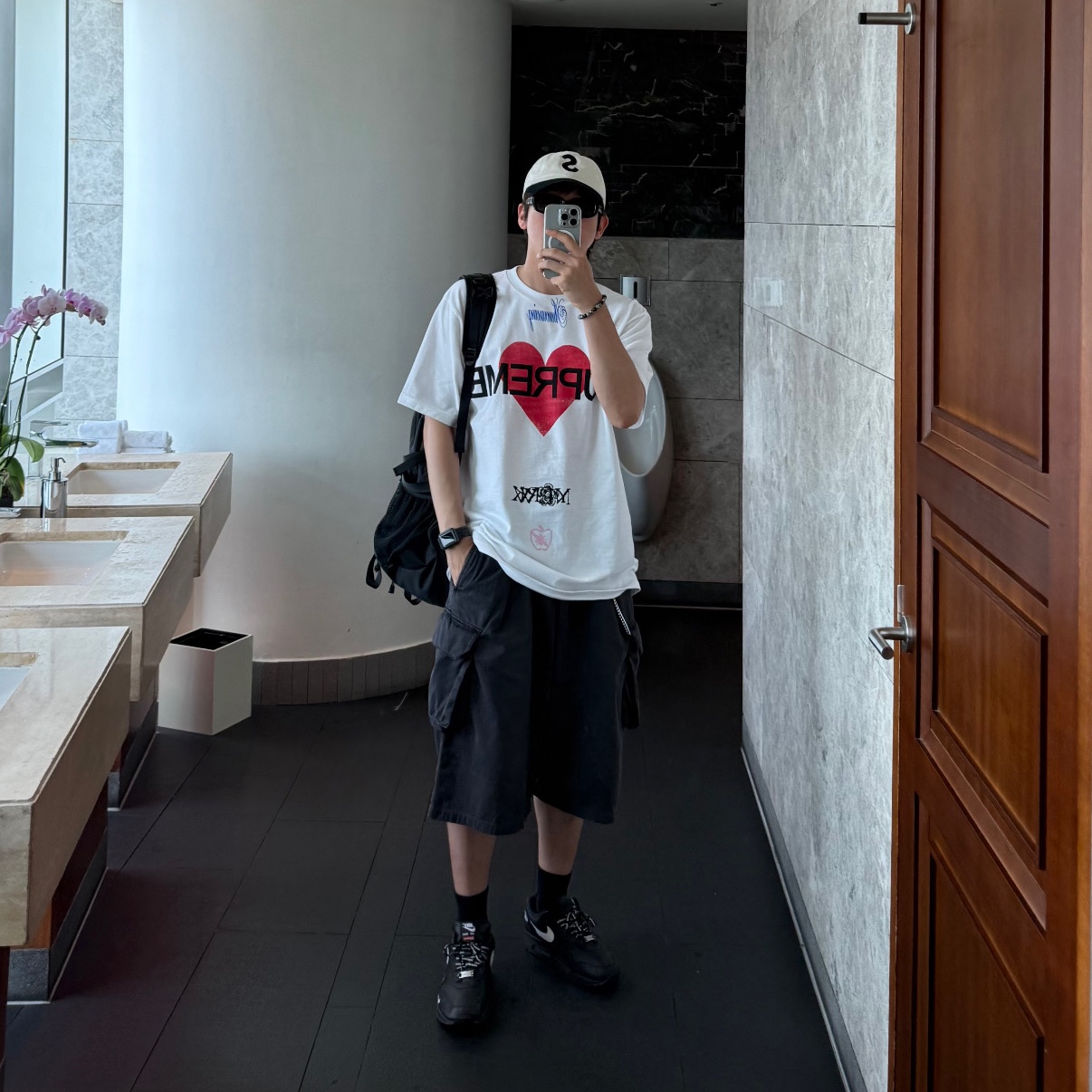 Nike x Supreme Air Max 1 '87 Black White - 25SS, Supreme Announcing T-Shirt White - 25SS 착용 스타일