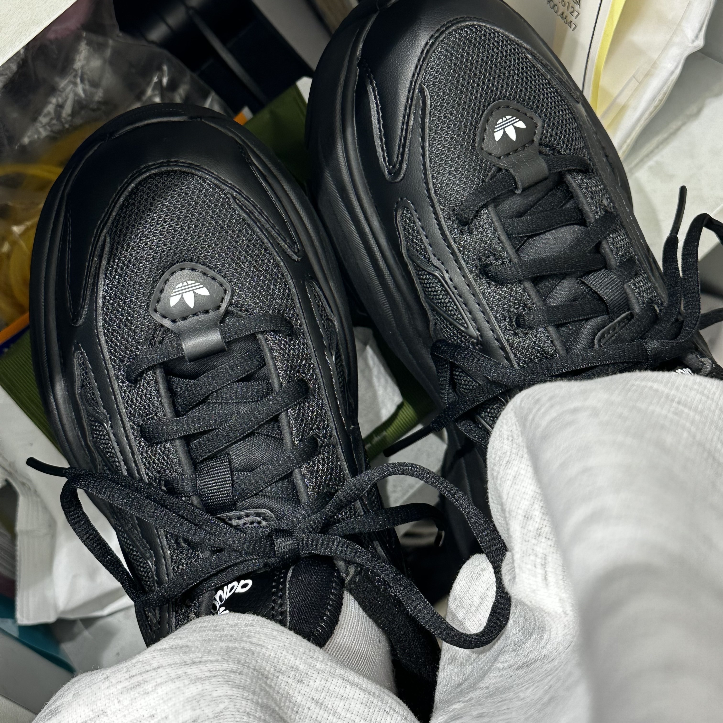 (W) Adidas Ozgaia Core Black 착용 스타일