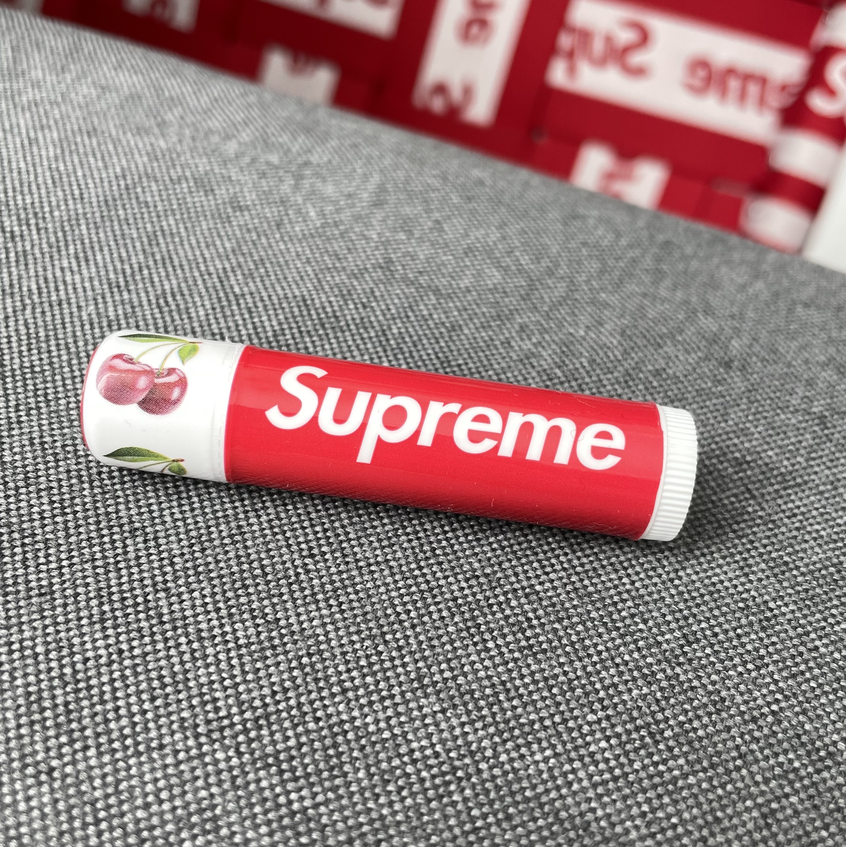 Supreme Chapstick Red (3 Pack) 착용 스타일