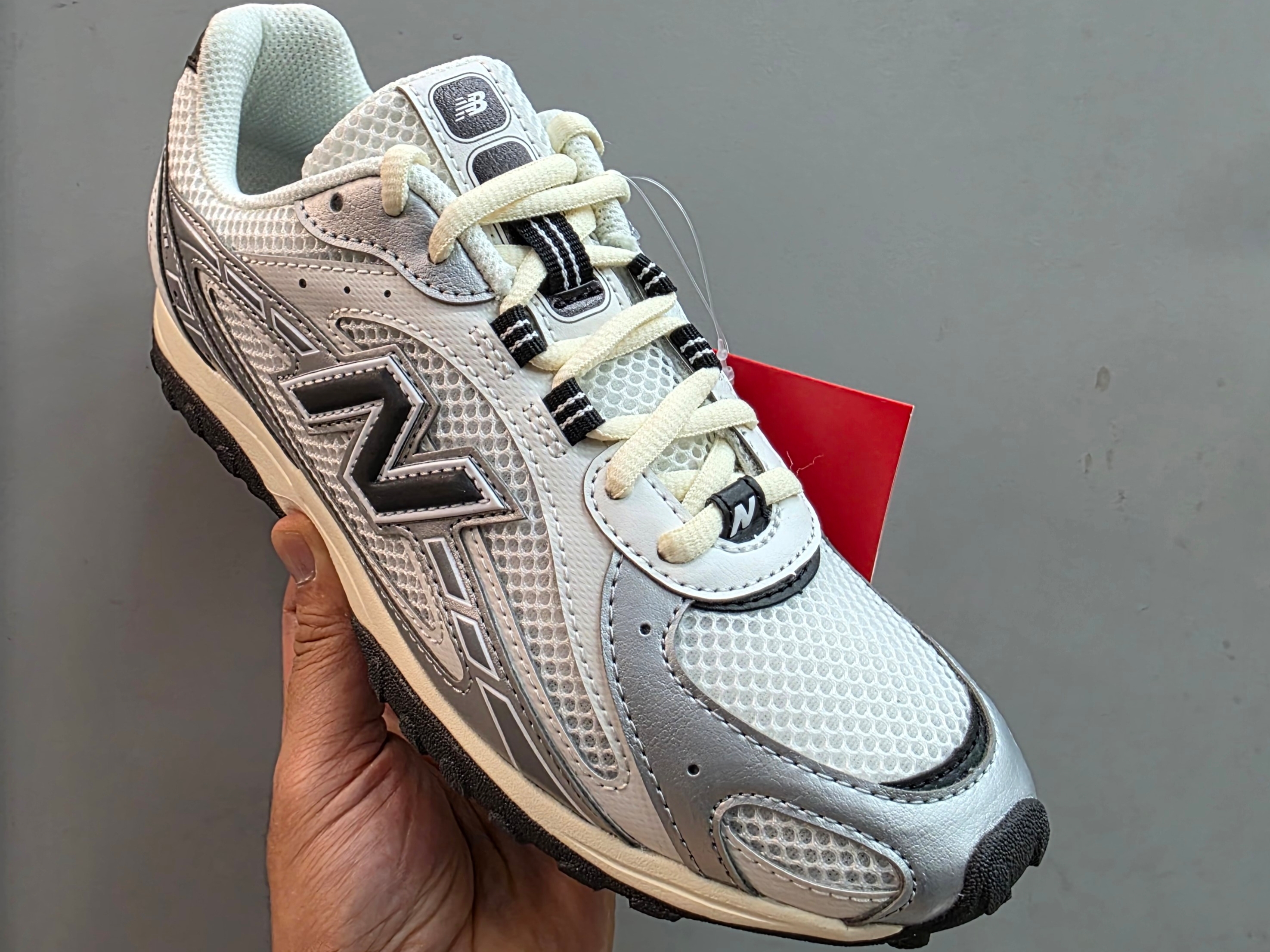 New Balance 204L Silver Metallic Black 착용 스타일 - 3