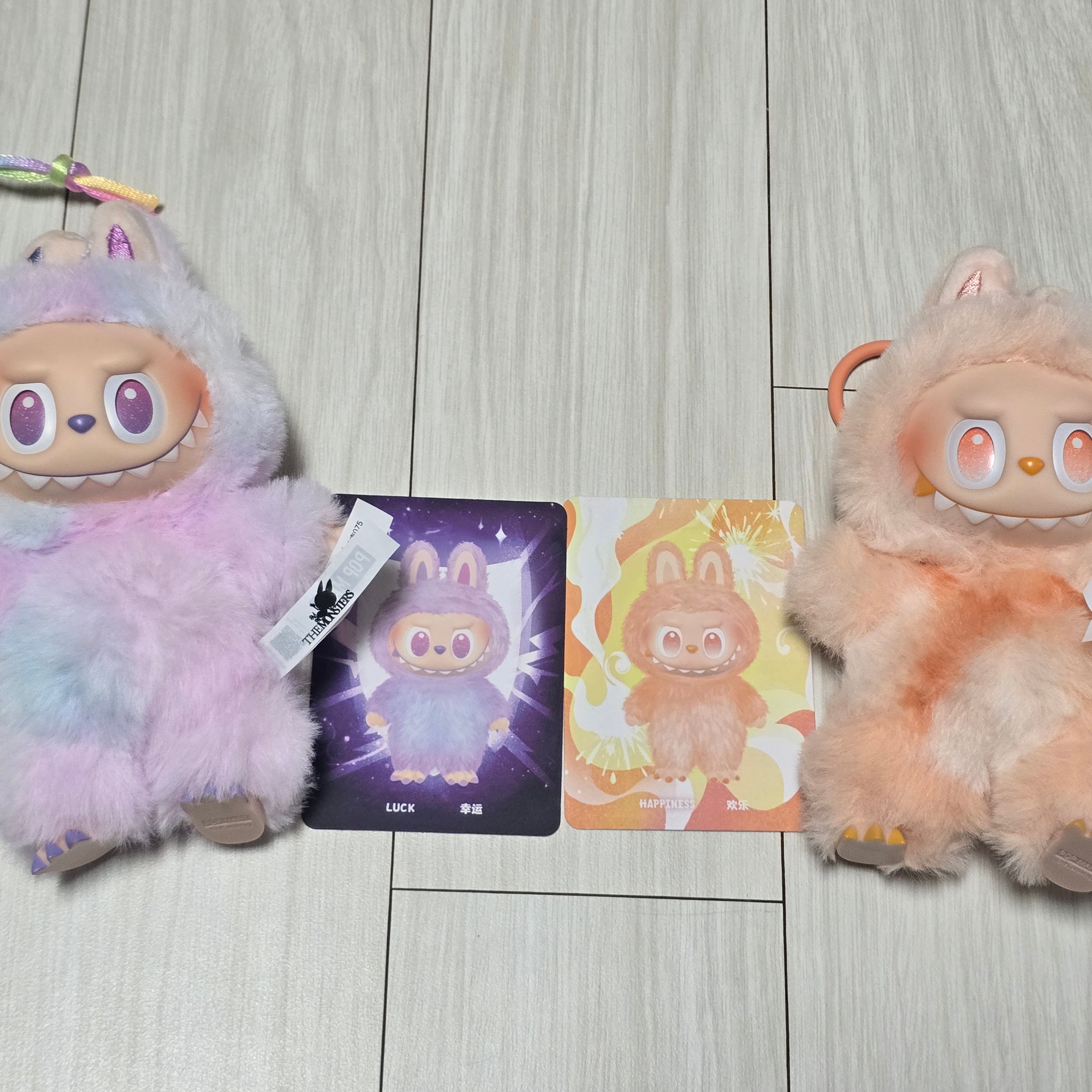 Pop Mart Labubu The Monsters Highlight Series Sealed Case (Bundle of 2/1 Blind Box) 착용 스타일