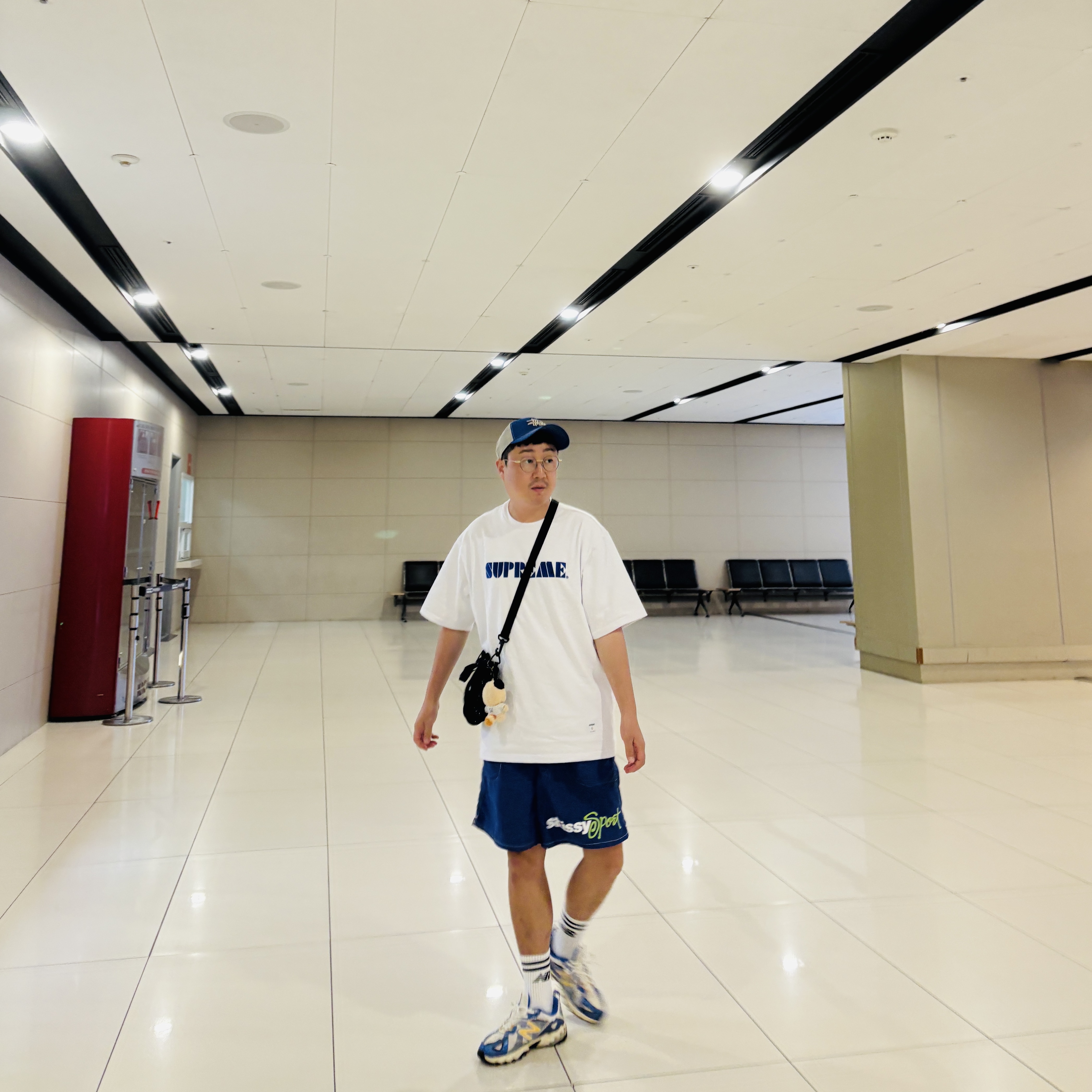 Stussy New Era 9twenty Basic Trucker Bright Royal, Supreme Stencil Embroidered S/S Top White - 24SS 착용 스타일 - 1