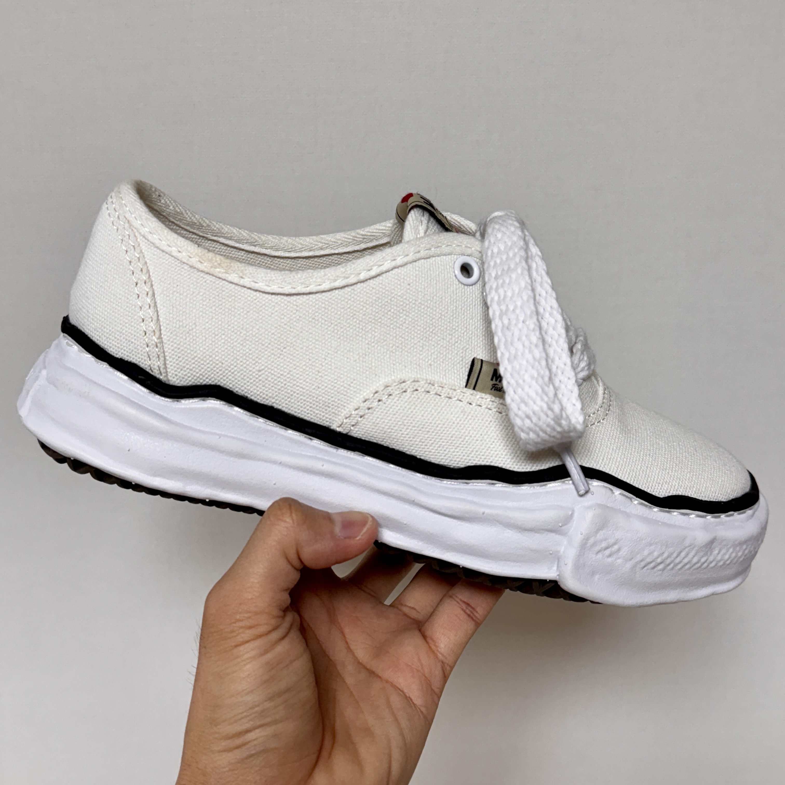 Maison Mihara Yasuhiro Baker OG Sole Canvas Low Cut Sneakers White 착용 스타일 - 3