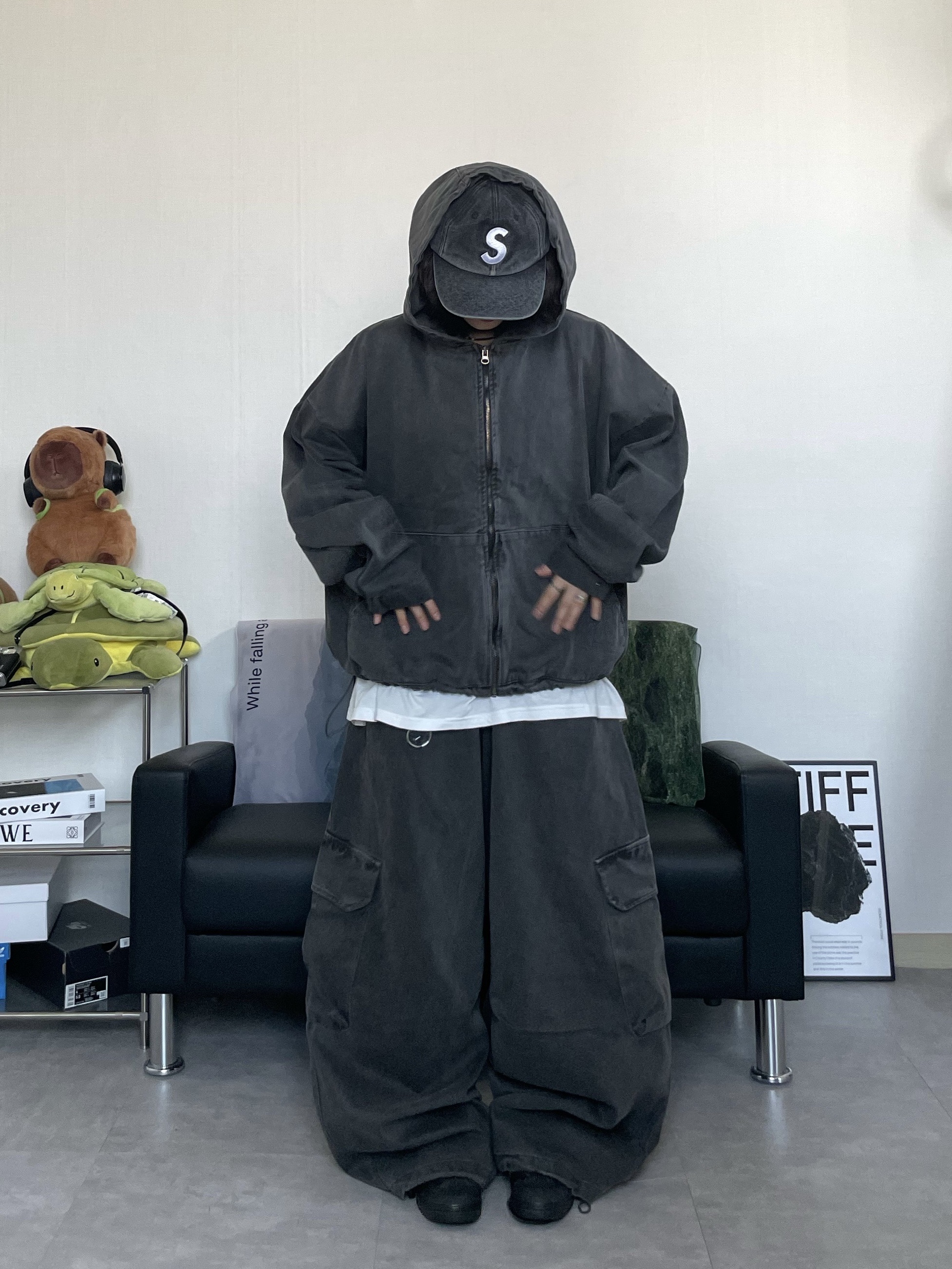 Stussy Surfman Keychain Silver, Nike Air Force 1 '07 Low Triple Black 착용 스타일 - 4