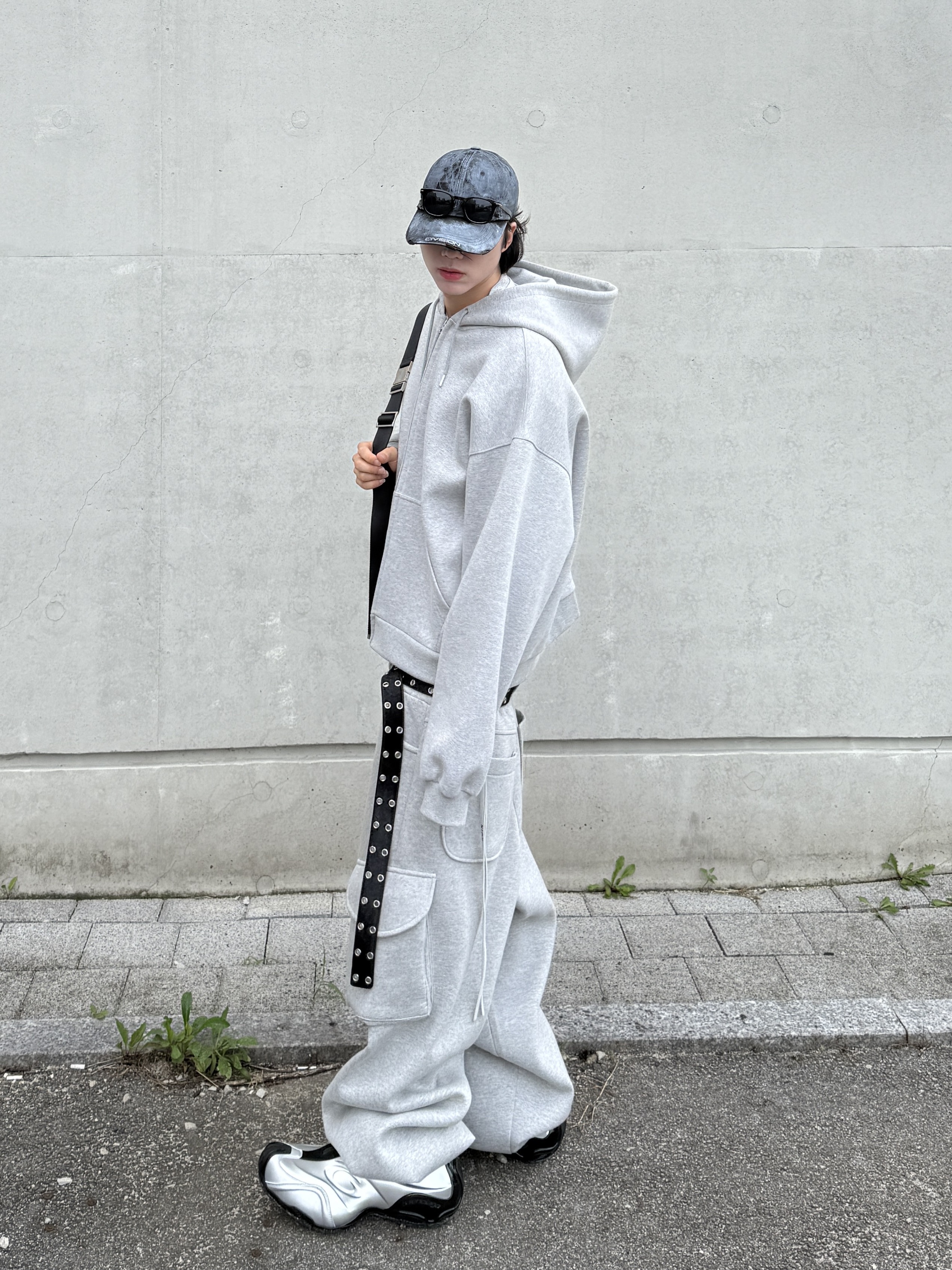 Kamien x MJD Double Hole Belt Black Shearling Calfskin, MJD X KOIN SEOUL Wide Cargo Sweat Pants 착용 스타일 - 8