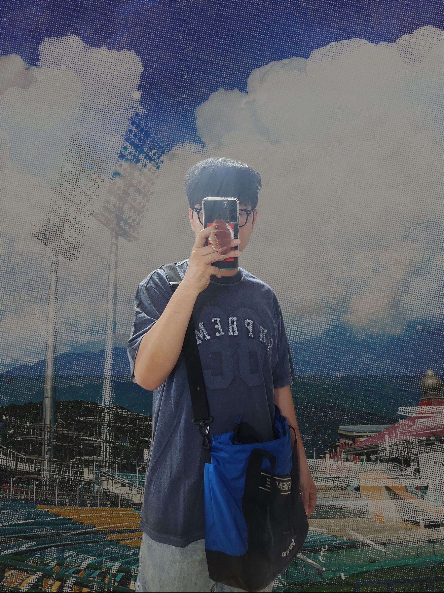 Supreme Tote Bag Blue - 23FW, Supreme Overprint S/S Top Navy - 25FW 착용 스타일