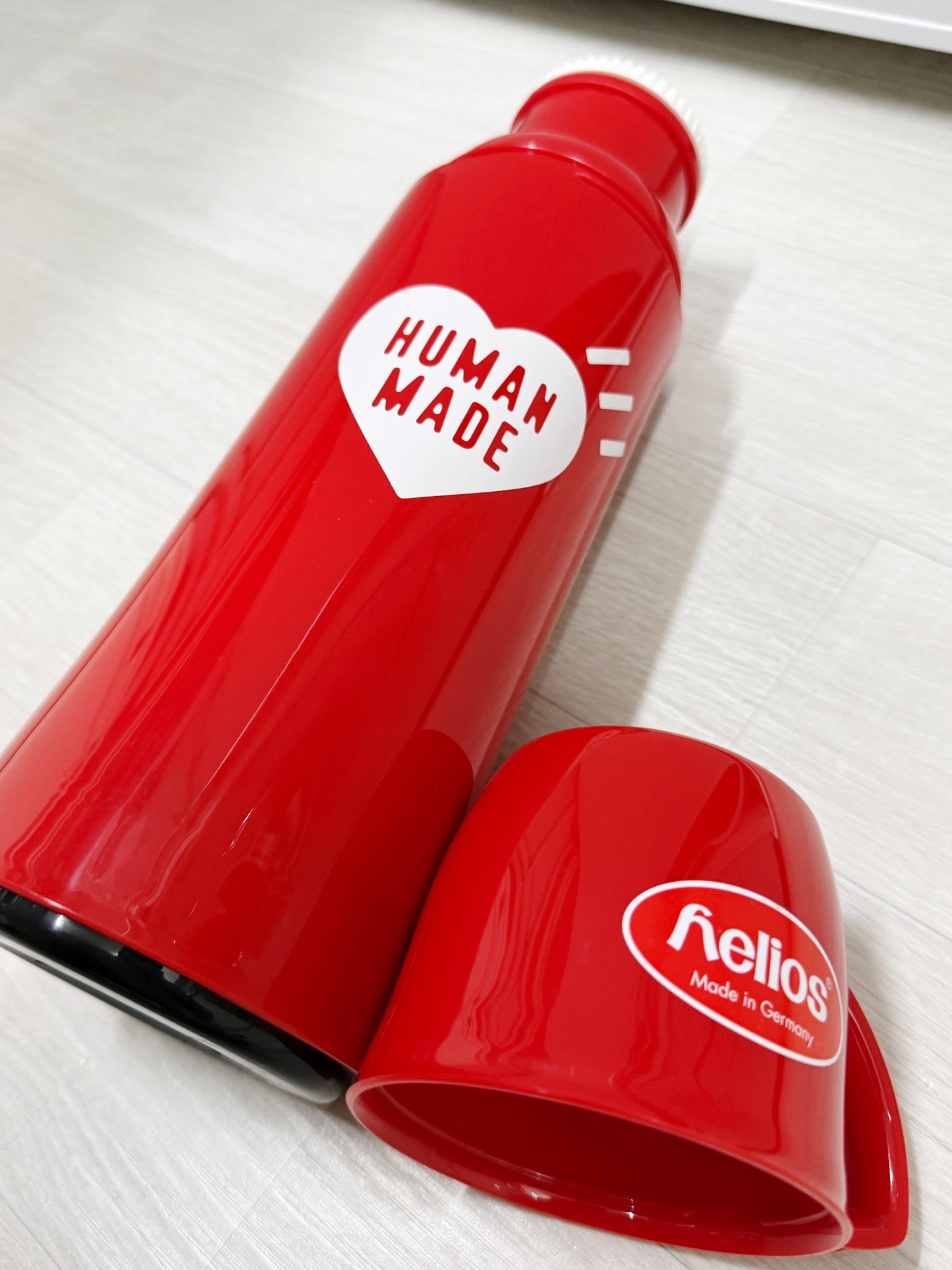 Human Made Helios Bottle 750ml Red 착용 스타일 - 2
