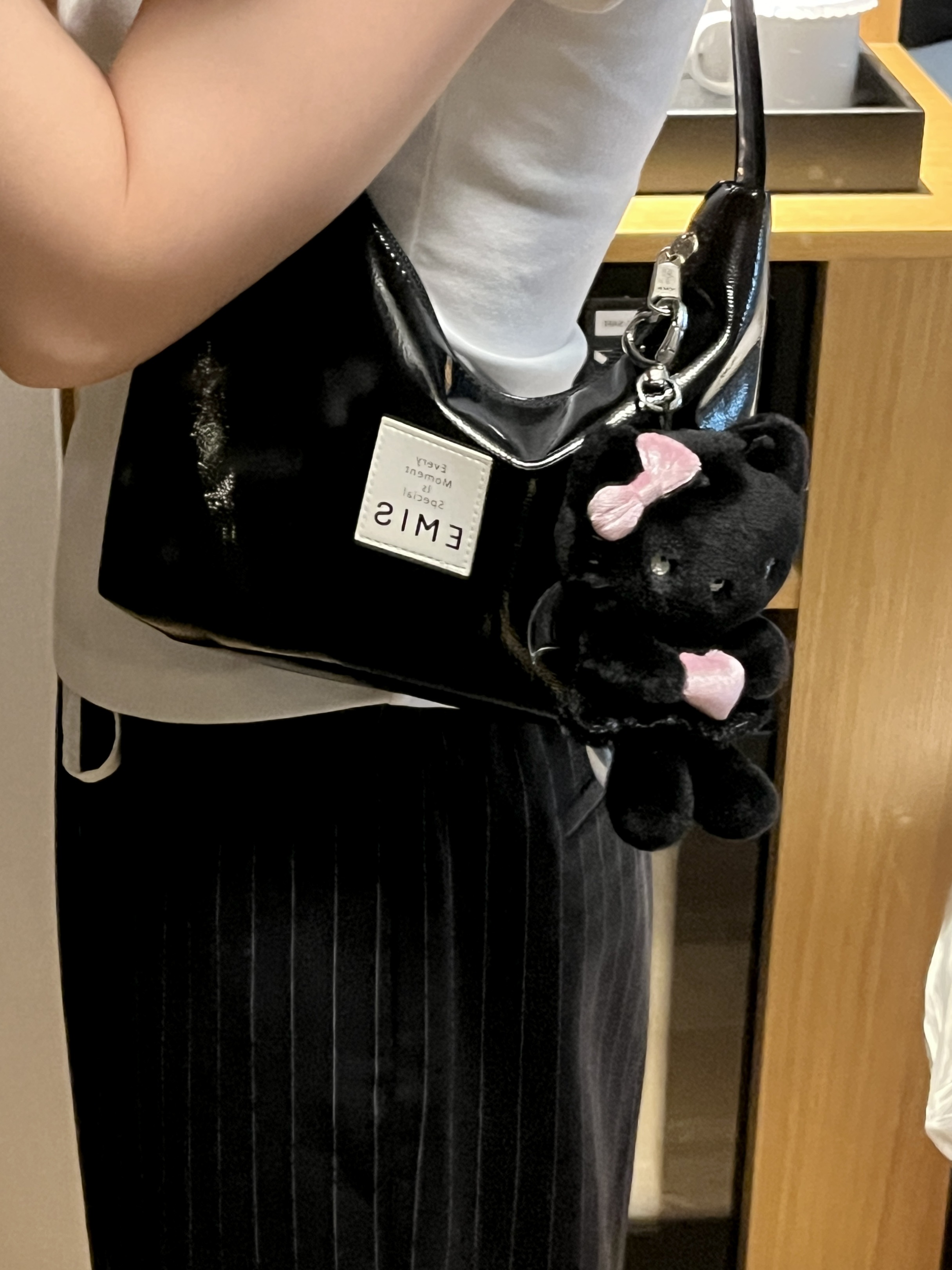 Emis New Enamel Hobo Bag Black, Sanrio x Fillimilli Hello Kitty Angels and Devils Doll Keyring Devil 착용 스타일