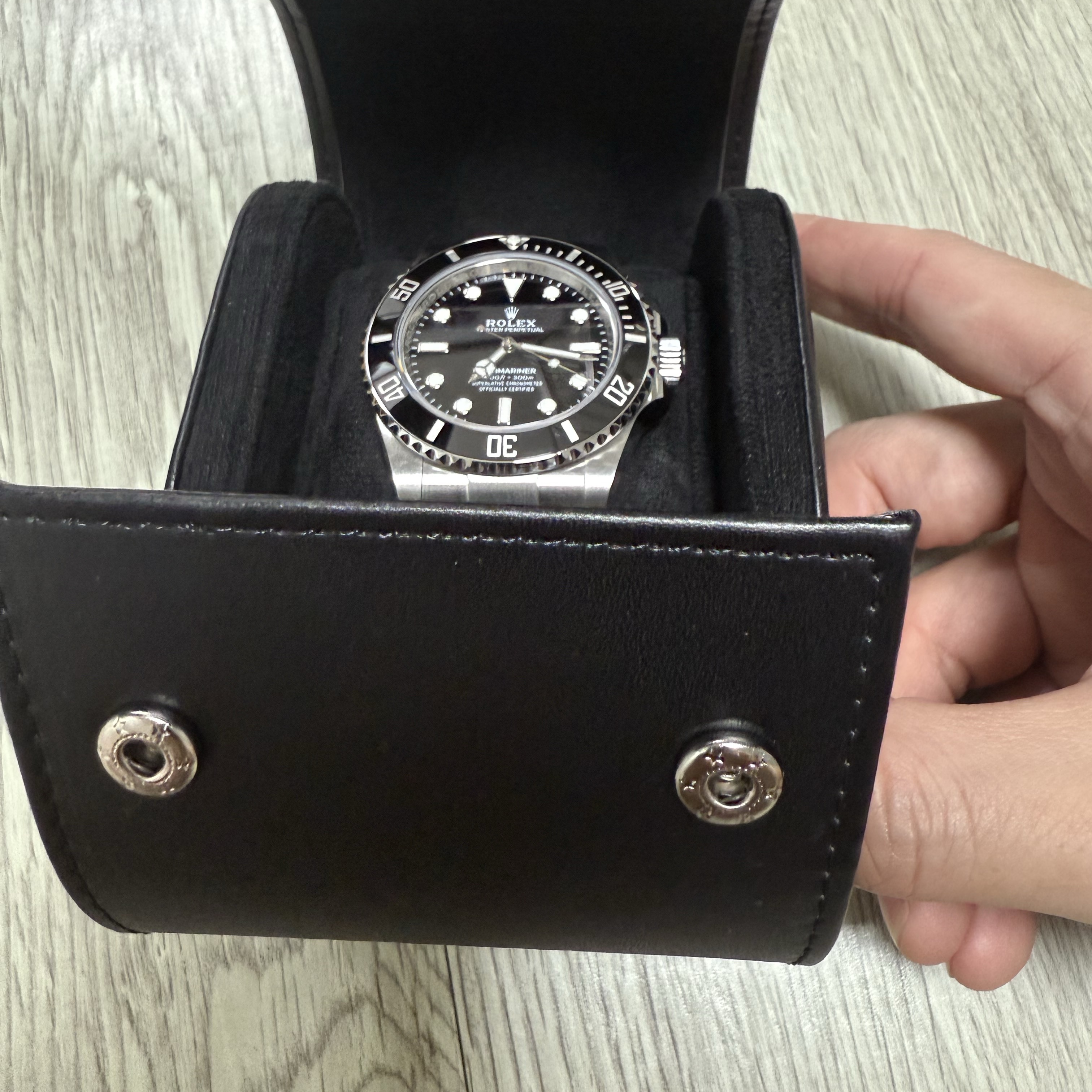 Rolex Submariner 41mm 124060 Black Oyster 착용 스타일 - 3