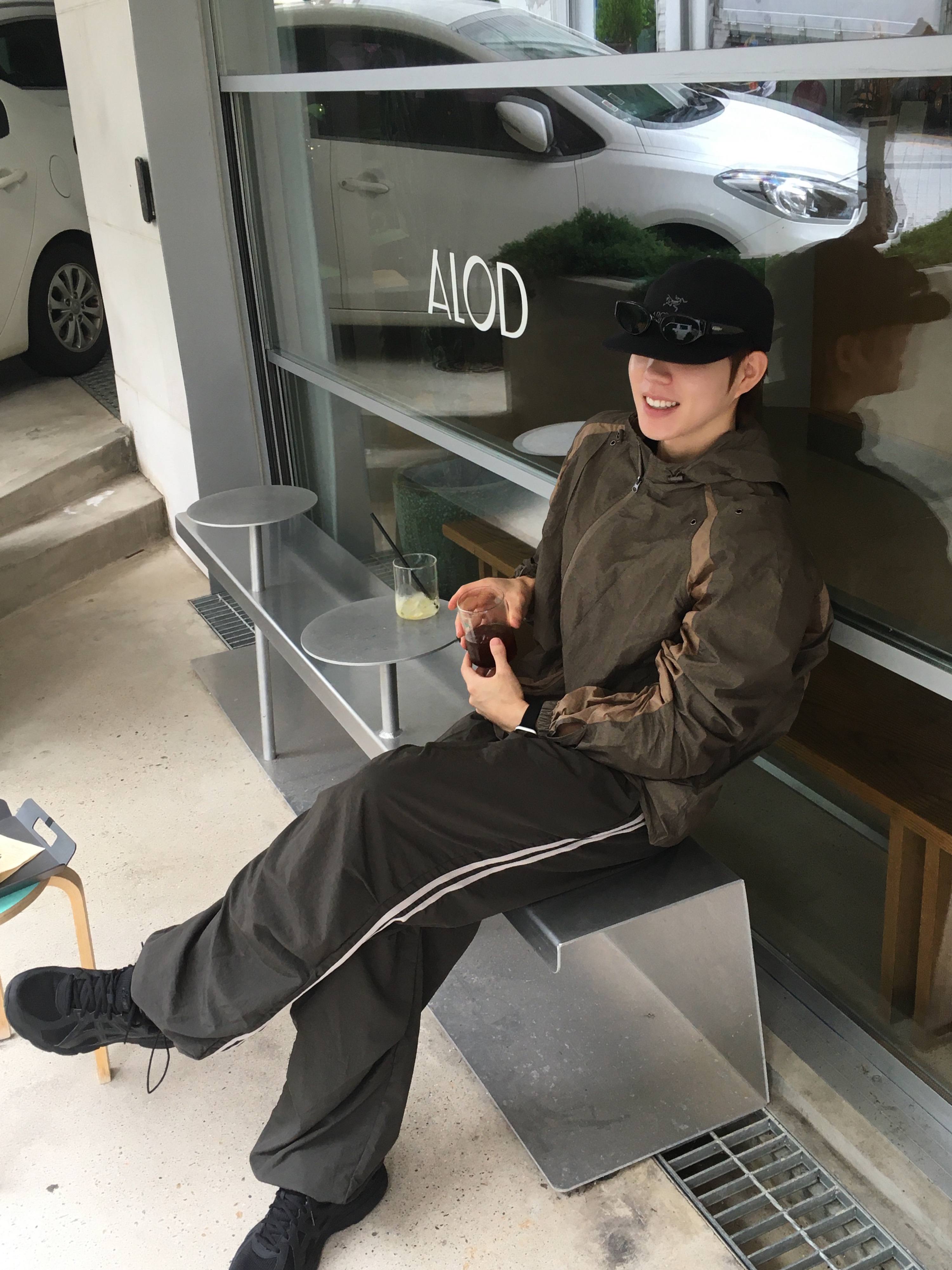 Arc'teryx Gore 5 Panel Cap Black, Asics Jog 100 T Black - 4E Extra Wide 착용 스타일 - 3