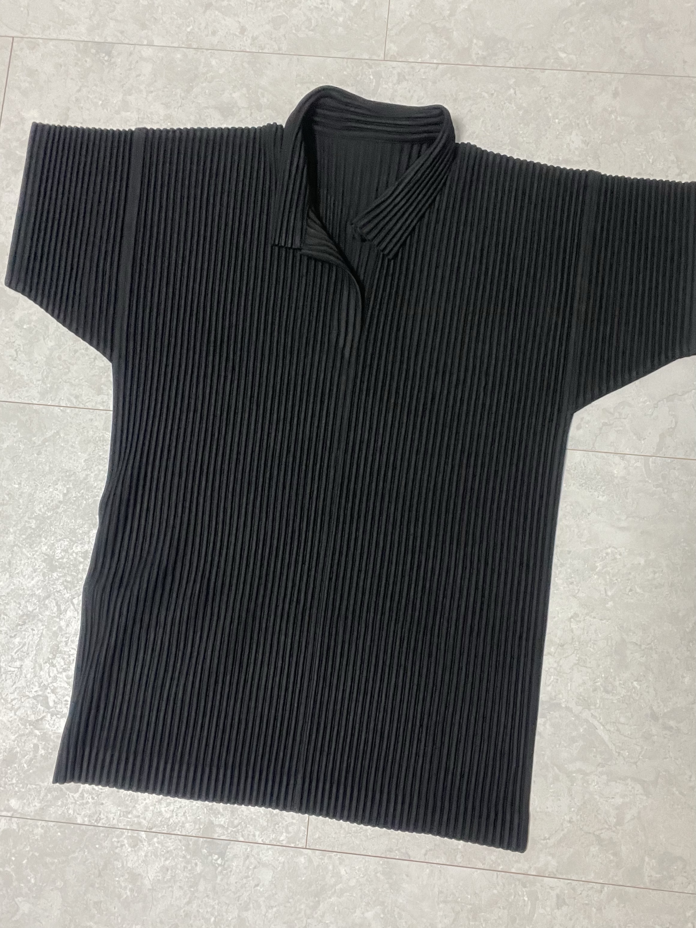 Homme Plisse Issey Miyake Basics Polo Black 착용 스타일