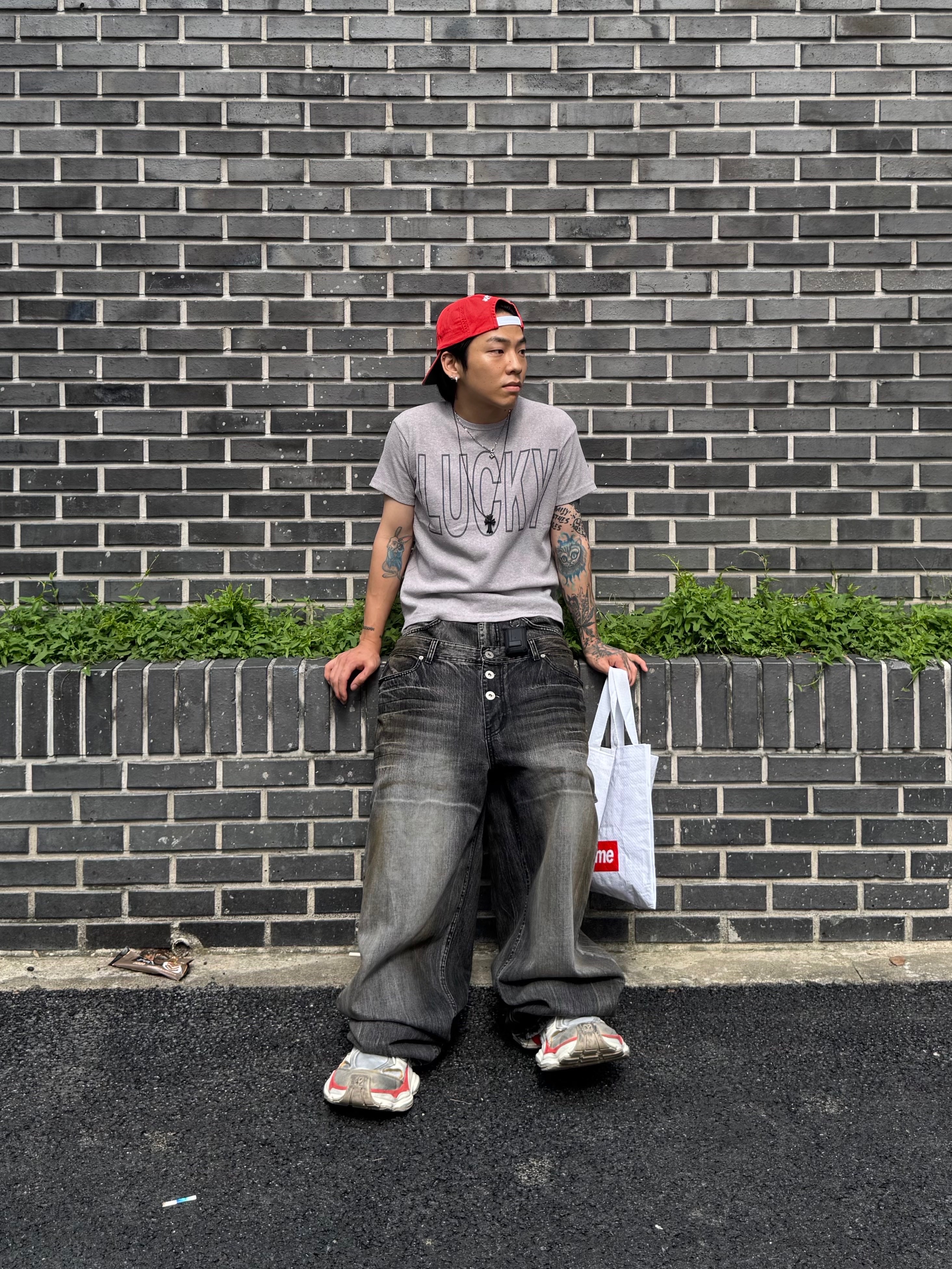 Balenciaga Cargo Sneakers Beige Grey Red 착용 스타일 - 1
