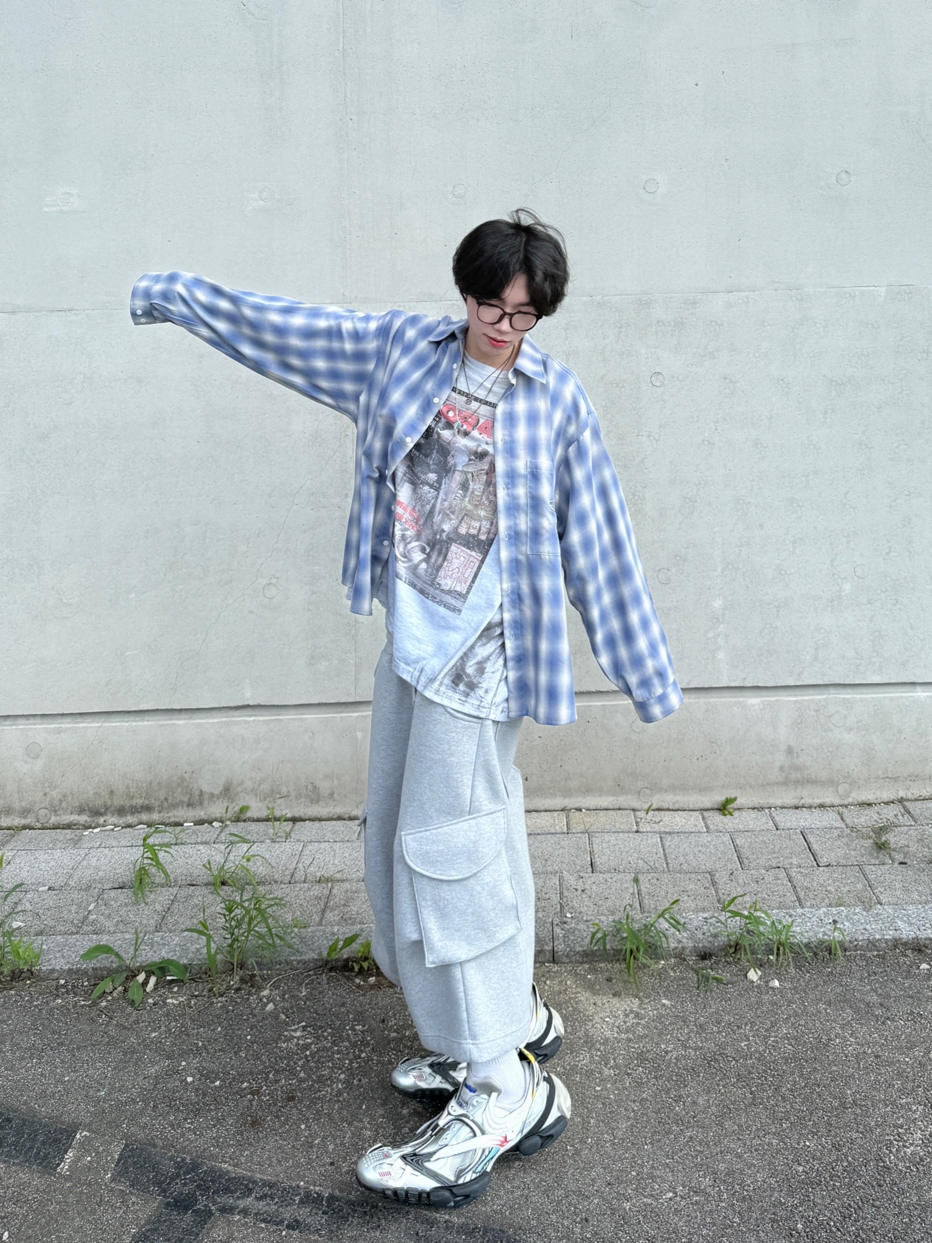 MJD x AAO Wide Cargo Bermuda Pants Grey, GRAILZ x KOIN SEOUL Magazine T-Shirts Melange Grey 착용 스타일 - 1