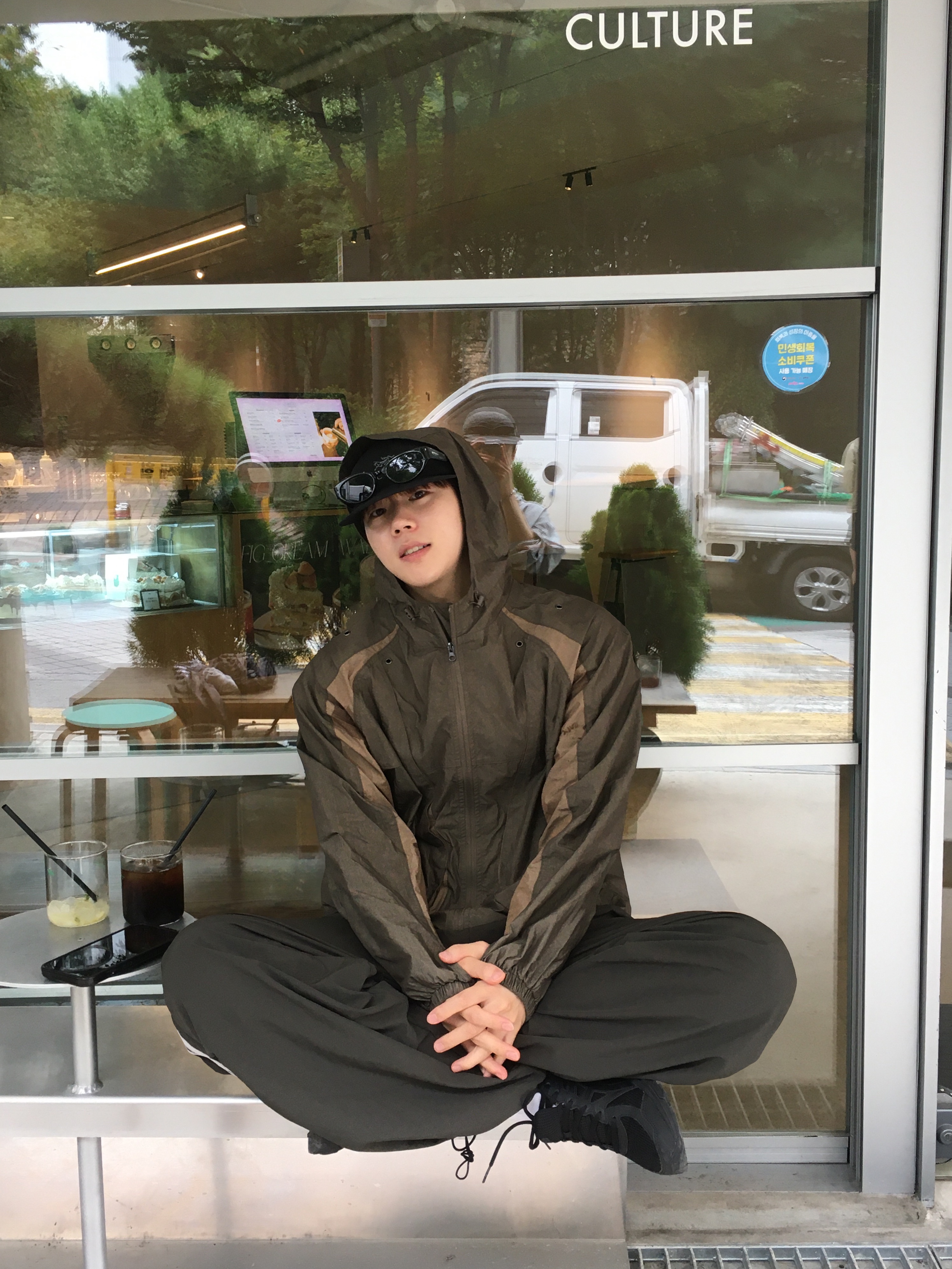Arc'teryx Gore 5 Panel Cap Black, Asics Jog 100 T Black - 4E Extra Wide 착용 스타일 - 2