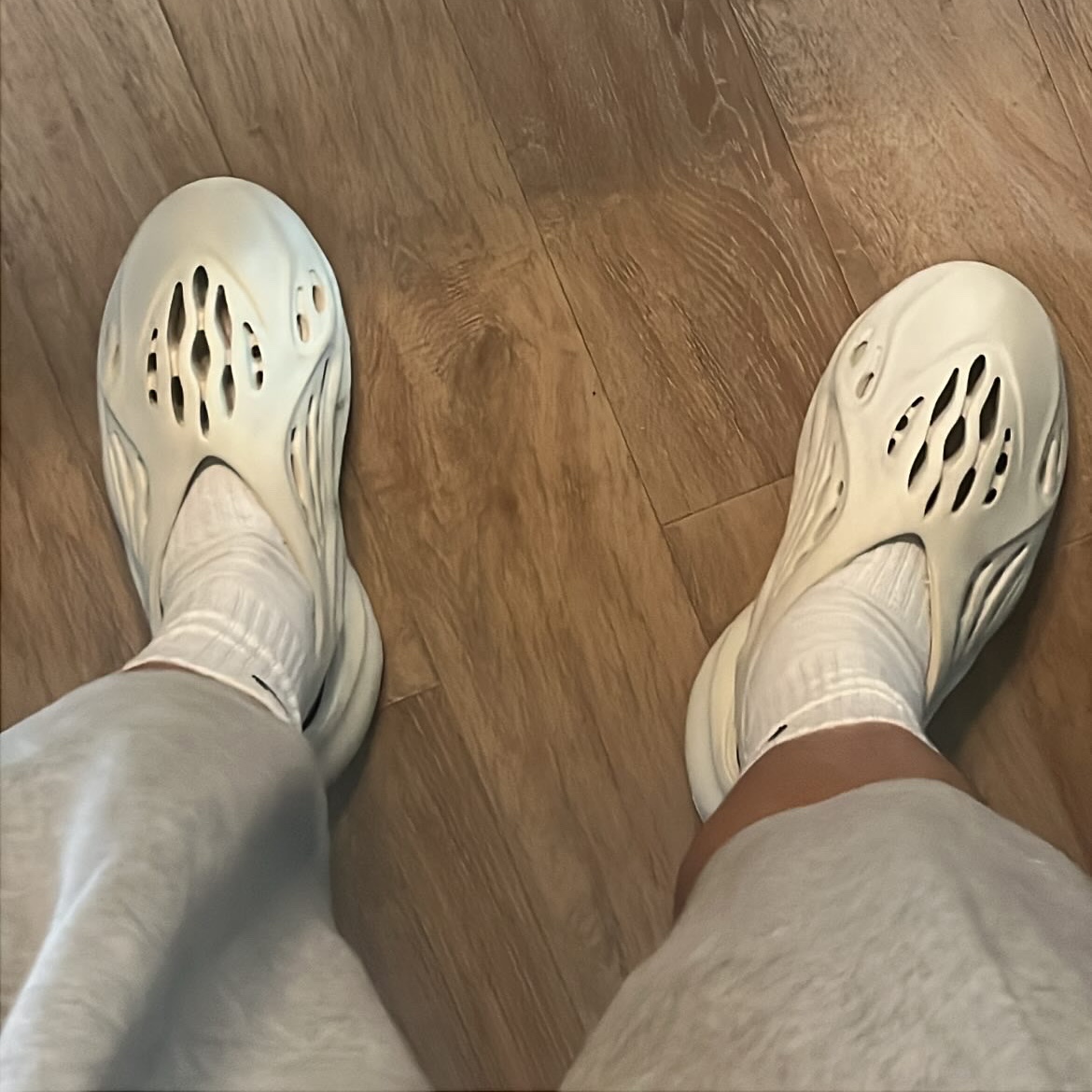 Adidas Yeezy Foam RNNR Sand 착용 스타일