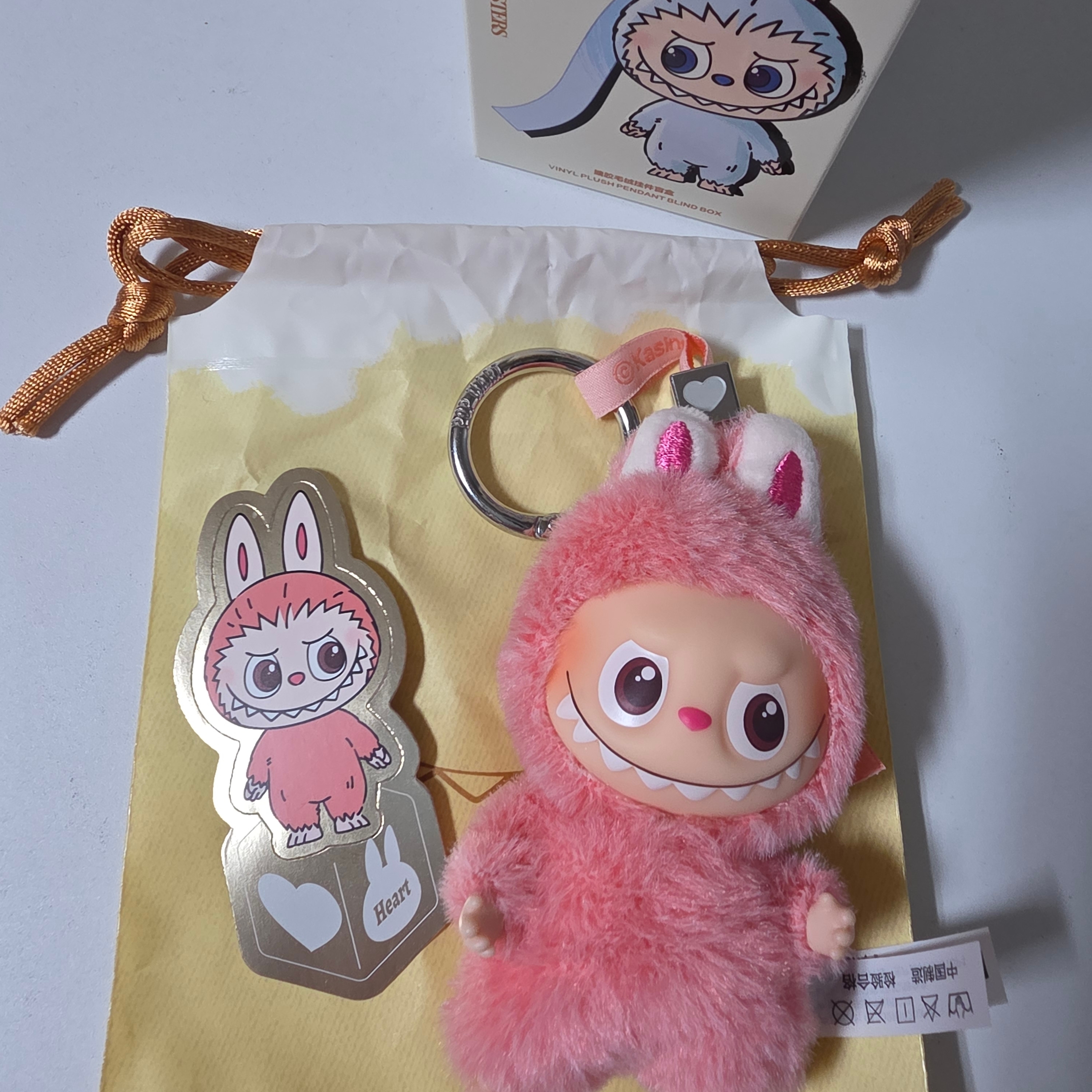 Pop Mart Labubu The Monsters Pin For Love Series Vinyl Plush Pendant Sealed Case (A-M) (1 Blind Box) 착용 스타일