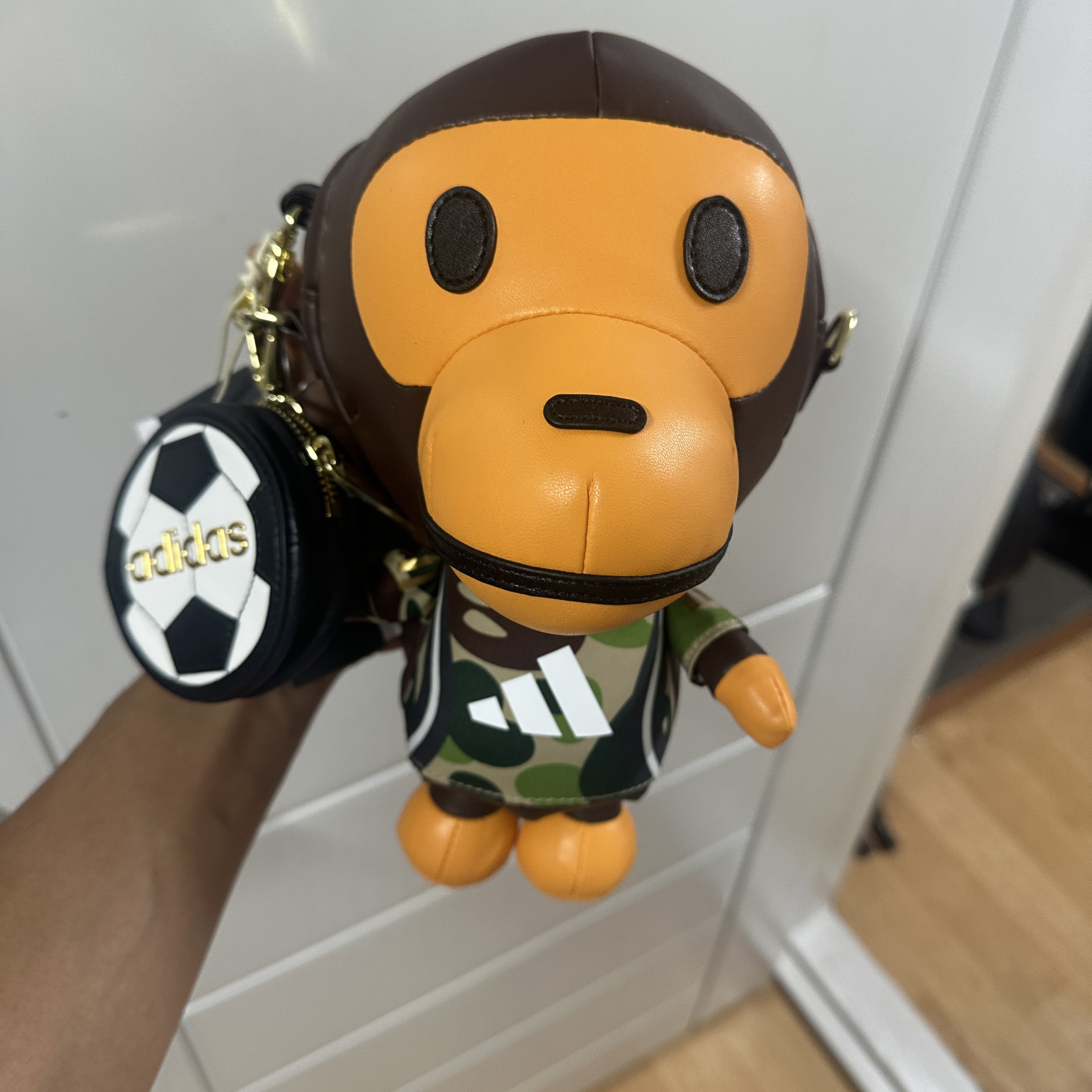Adidas x BAPE Baby Milo Bag Auburn 착용 스타일 - 2