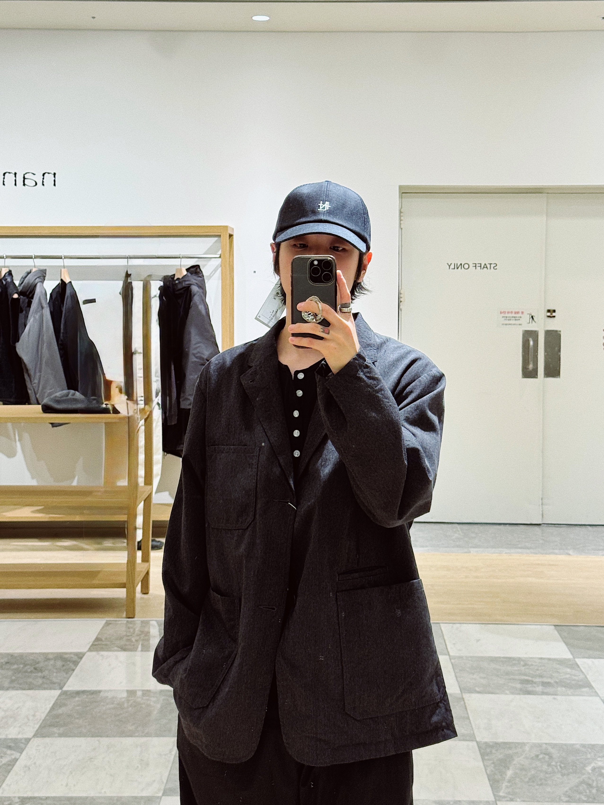 On Running x Post Archive Faction (Paf) Cloudmonster 2 Black Magnet, Nanamica Reversible Coach Jacket Sand Beige 착용 스타일 - 3