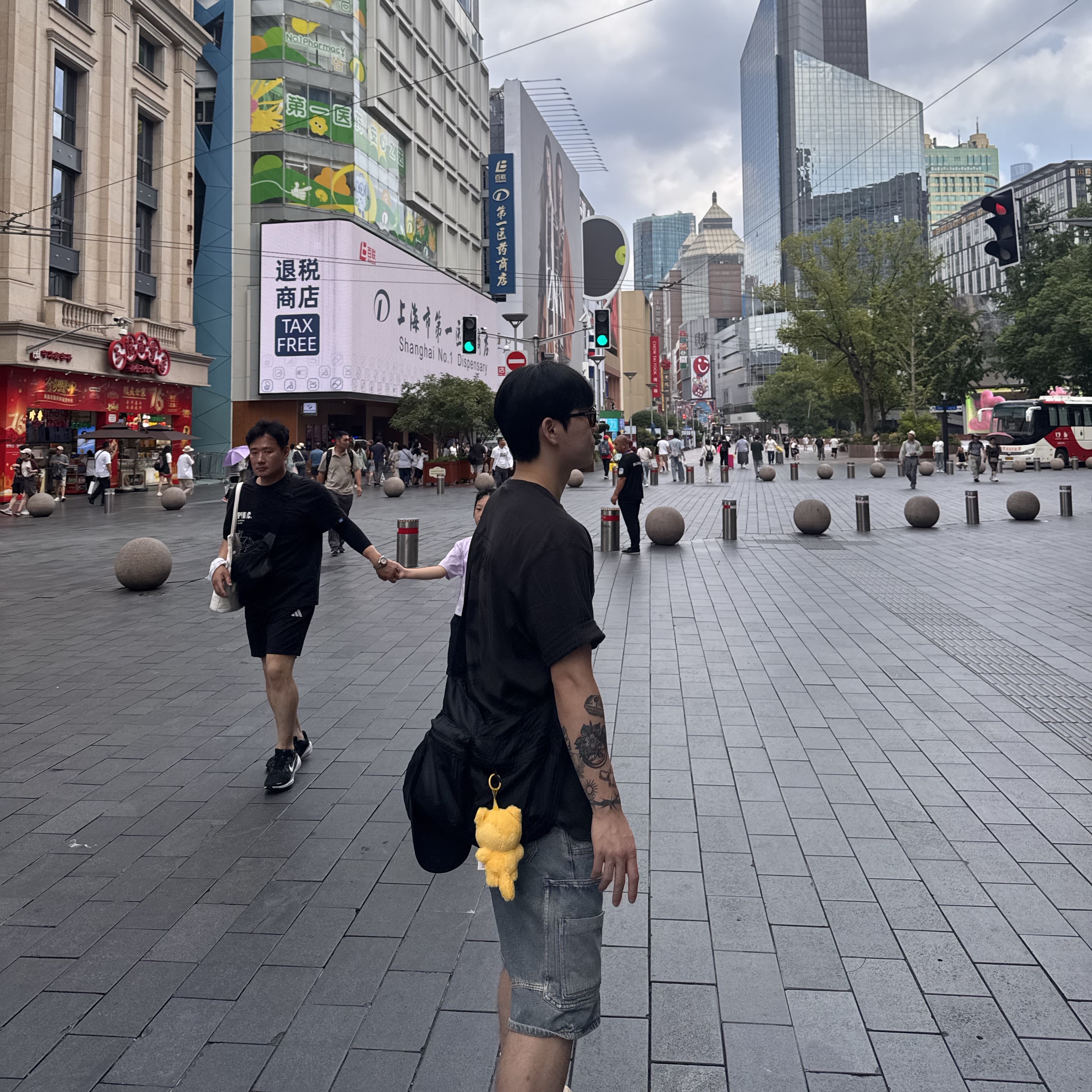 Uniqlo Multi Pocket Shoulder Bag Black, Hoka Ora Recovery Mule Vanilla 착용 스타일 - 3