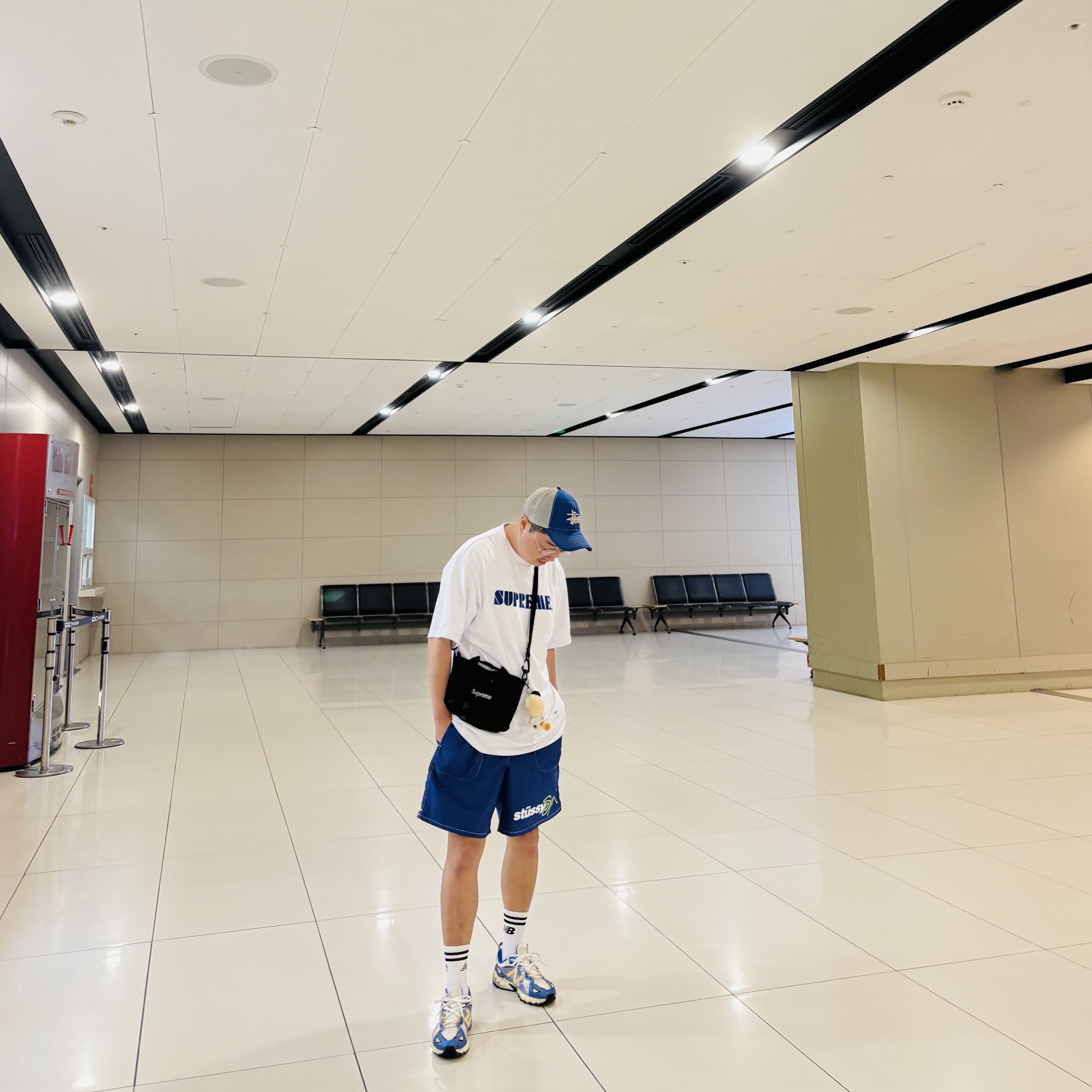 Stussy New Era 9twenty Basic Trucker Bright Royal, Supreme Stencil Embroidered S/S Top White - 24SS 착용 스타일 - 3