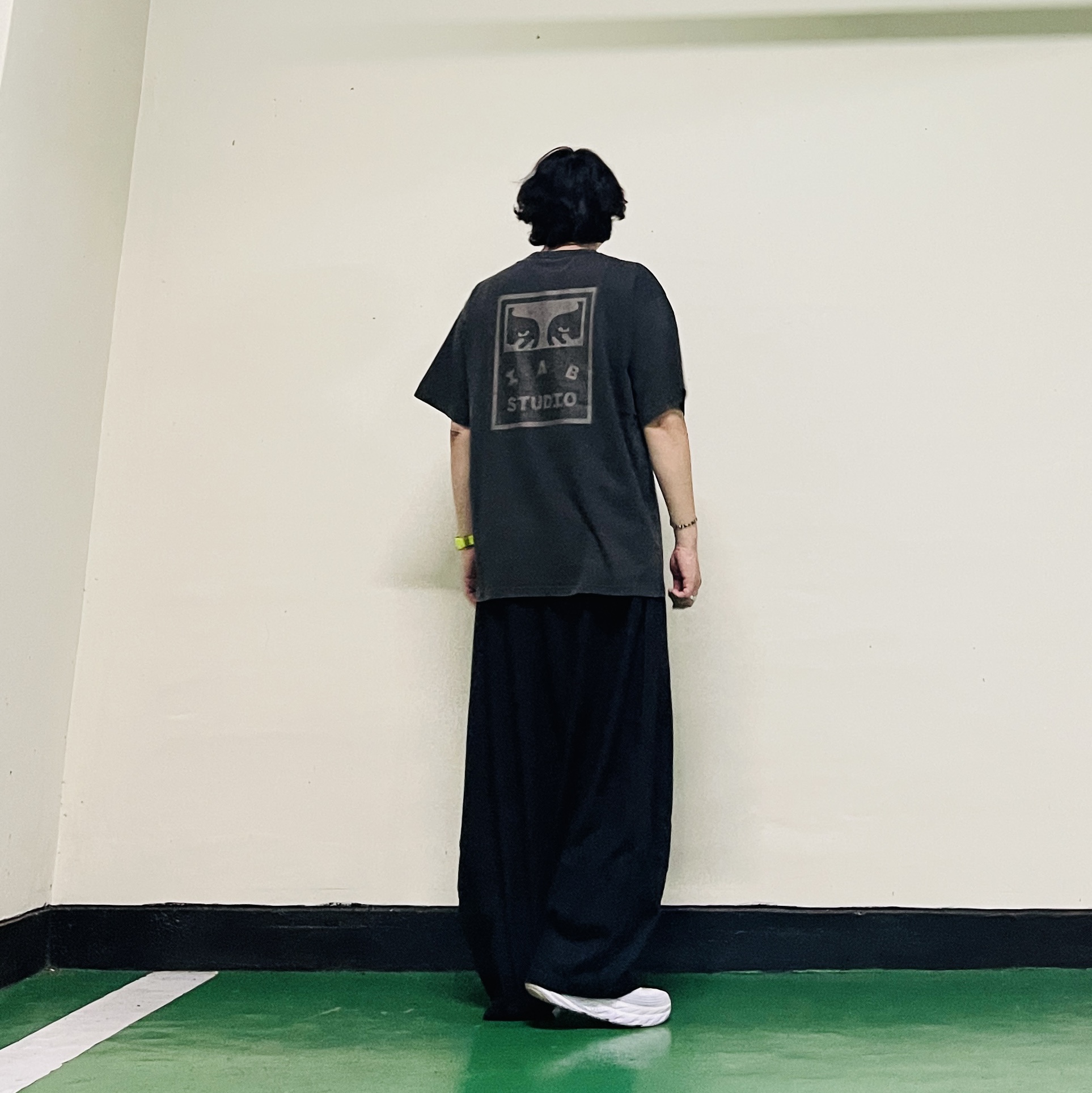 IAB Studio x Obey T-Shirt Eyes Icon Anthracite 착용 스타일 - 4
