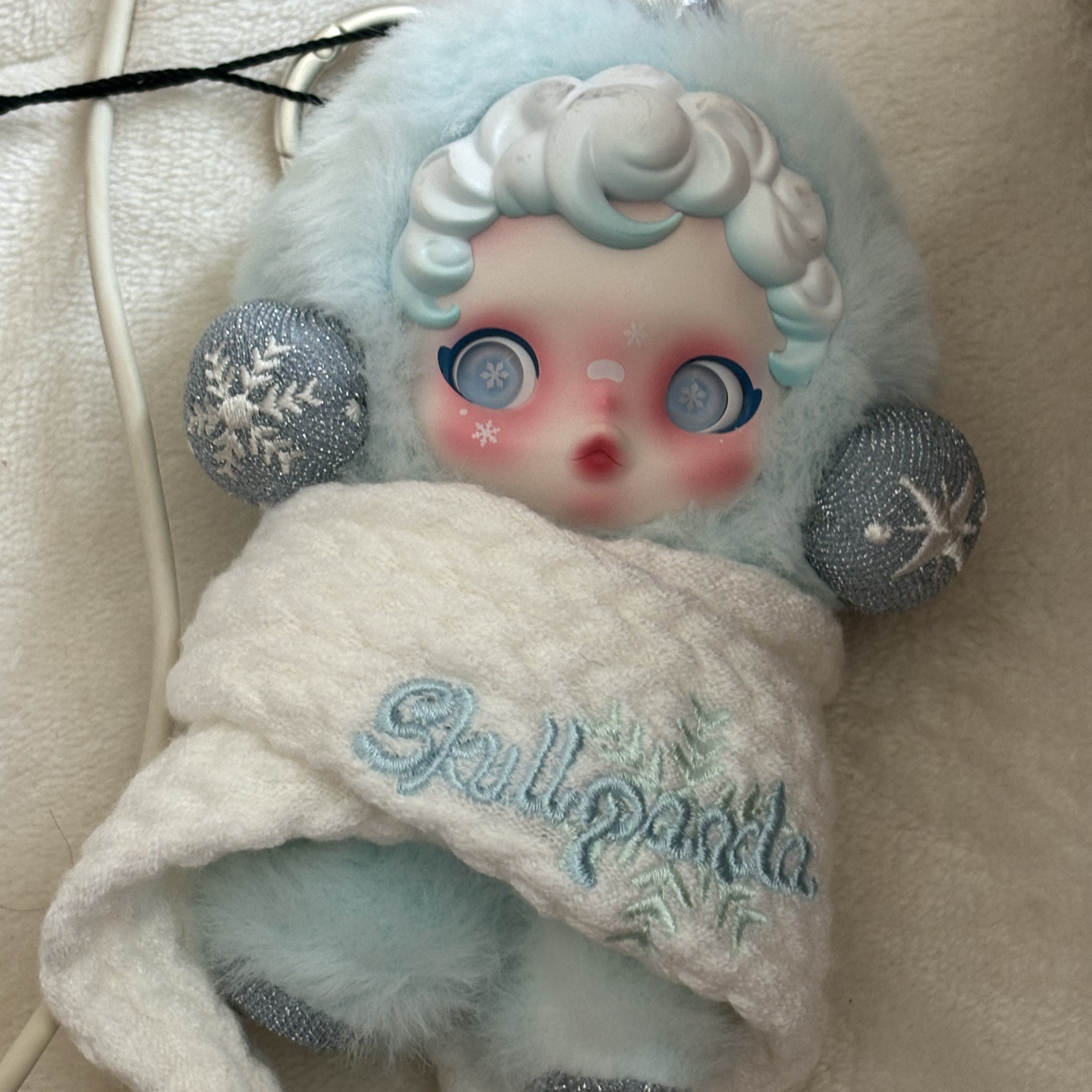 Pop Mart Skullpanda Winter Symphony Series Keyring Song of Snow (Opened Case) 착용 스타일