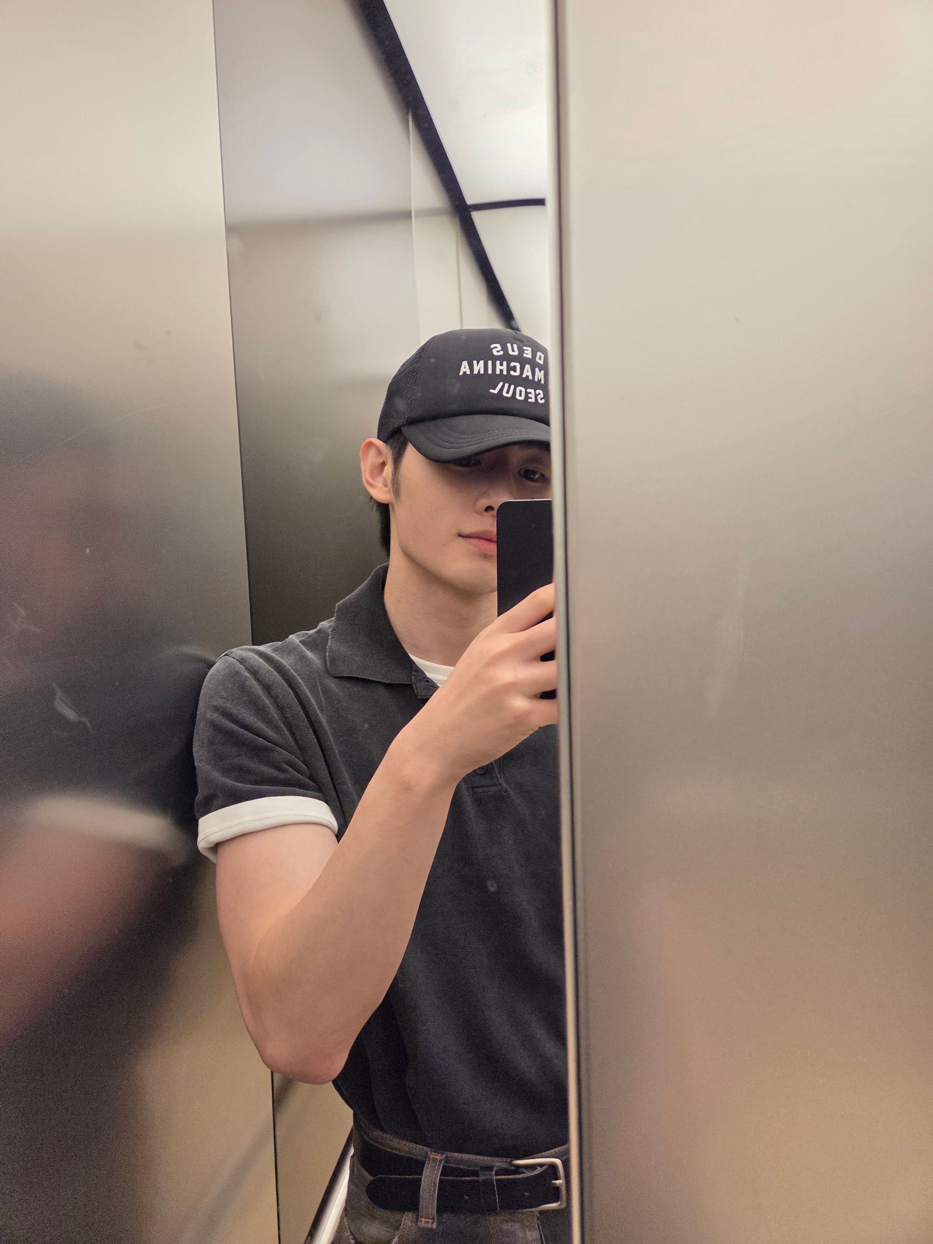 Deus Ex Machina Seoul College Address Trucker Cap Black 착용 스타일