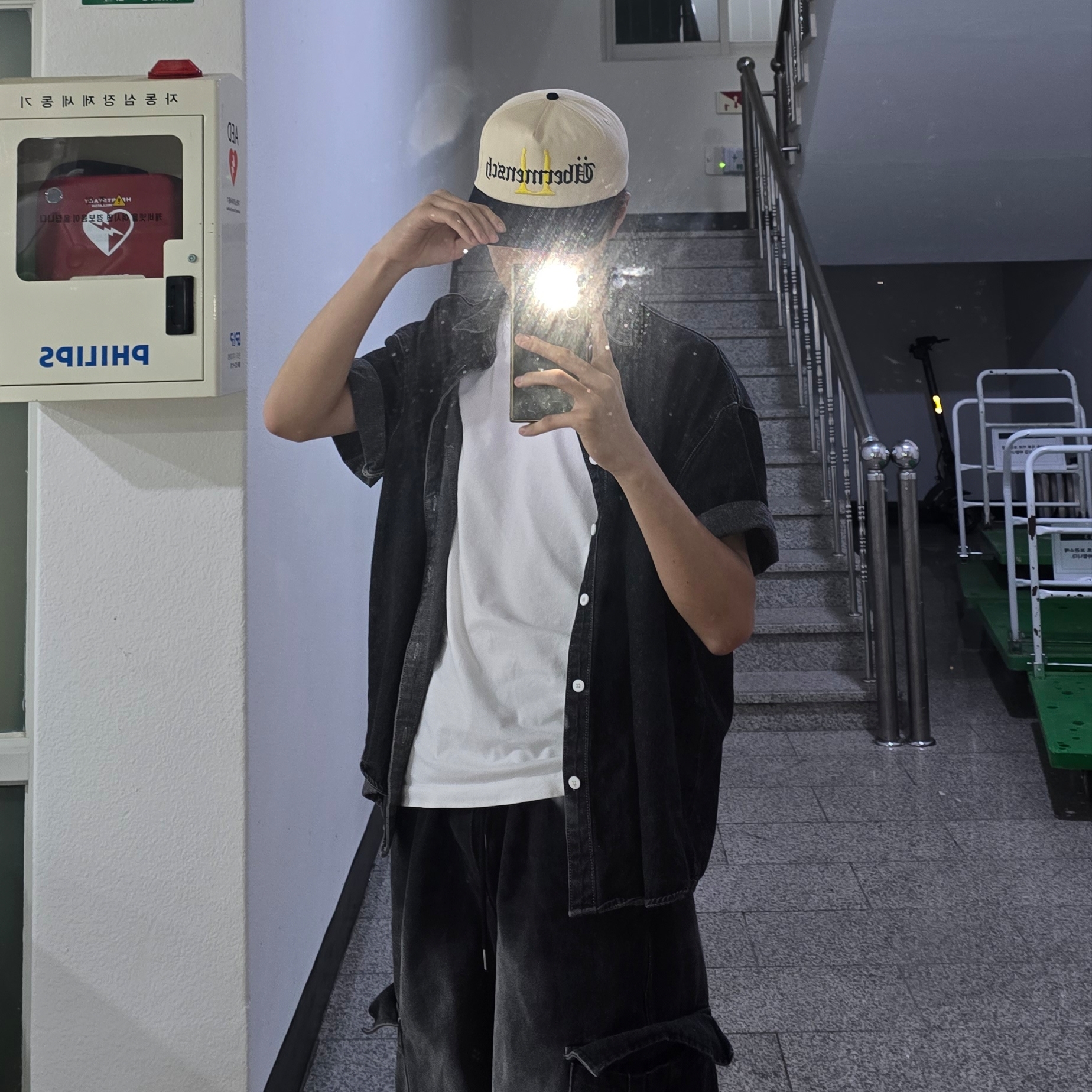 G-DRAGON Ubermensch Unstructured Snapback Hat Natural Navy 착용 스타일 - 2