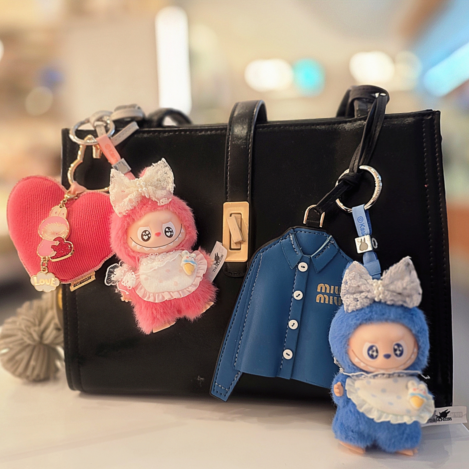 Pop Mart Labubu The Monsters Pin For Love Series Vinyl Plush Pendant Sealed Case (N-Z) (1 Blind Box), Pop Mart Labubu The Monsters Pin For Love Series Vinyl Plush Pendant Sealed Case (A-M) (1 Blind Box) 착용 스타일