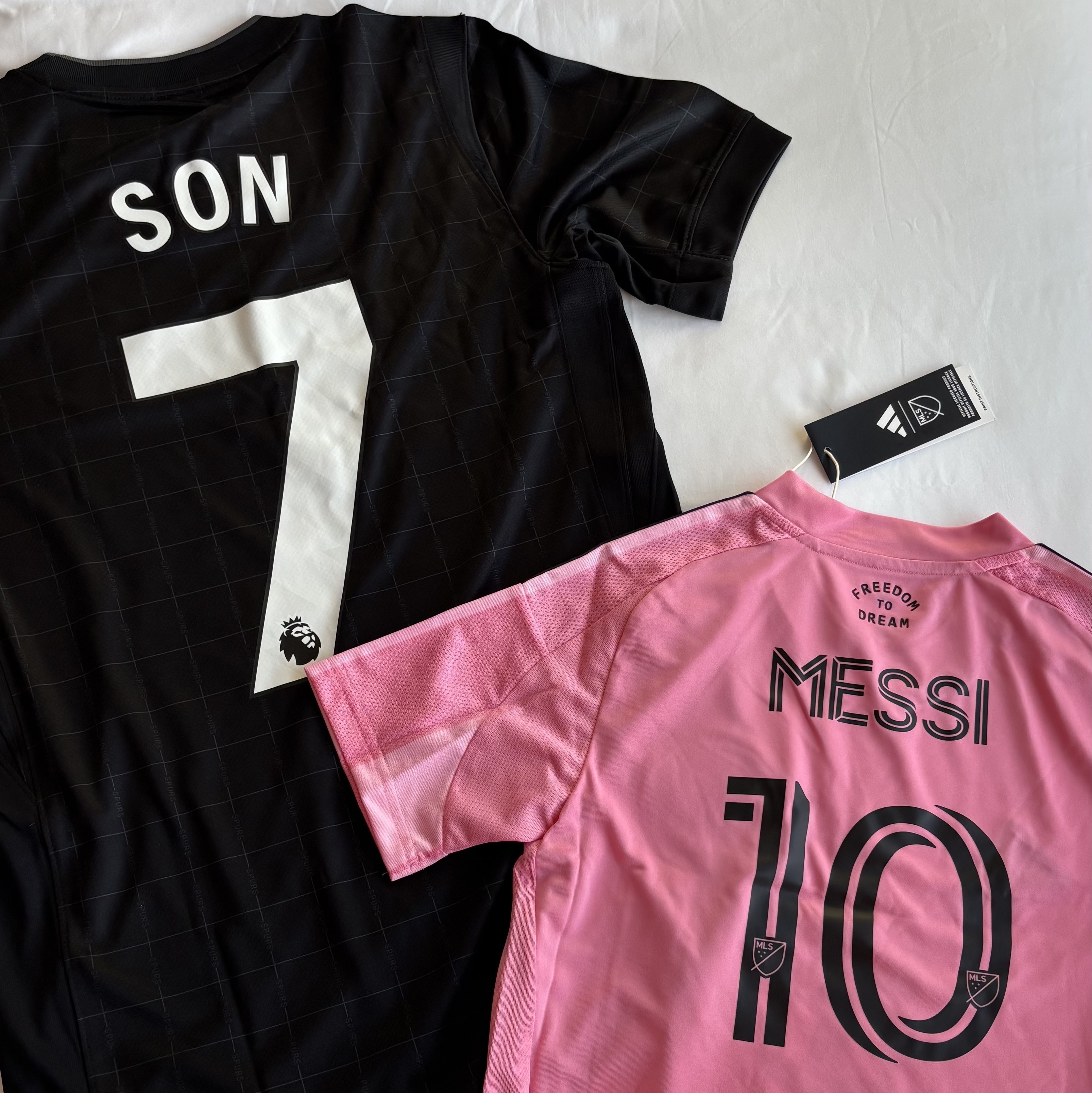 Lionel Messi Inter Miami CF 2024 La Noche Replice Jersey Men's, Nike Tottenham Hotspur 2025/26 Stadium Away Dri-Fit Soccer Replica Jersey Black Light Iron Ore (Non Marking Ver.) 착용 스타일