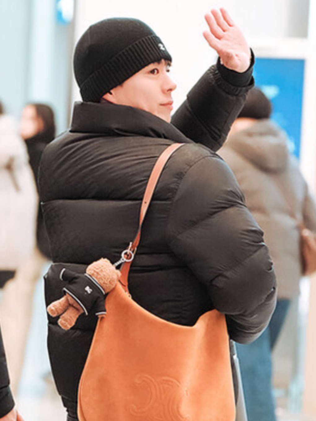 Celine Triomphe Nylon Jacquard Down Jacket Black 착용 스타일 - 2