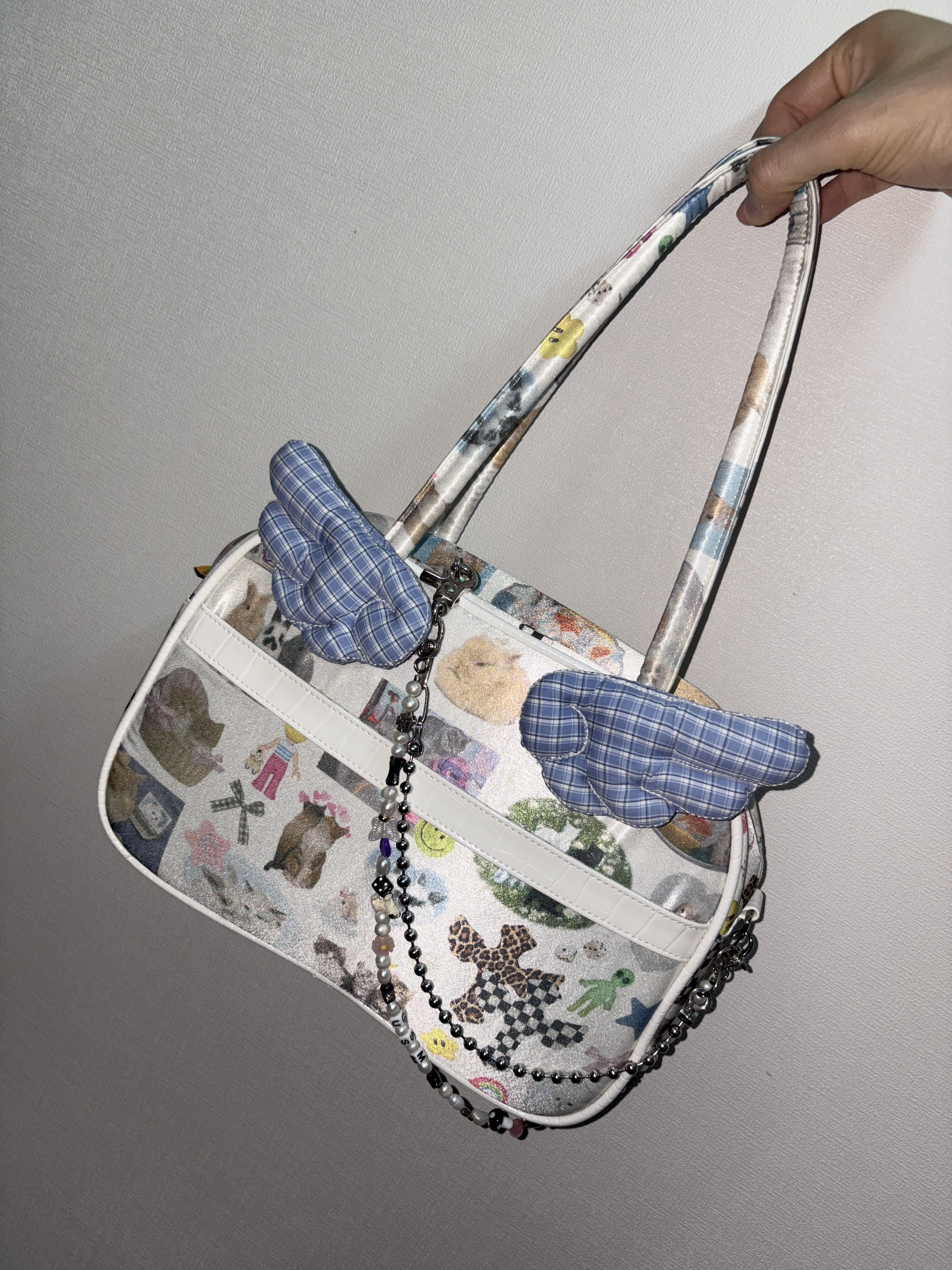 UnsteadyMarket Collage Tote Bag 착용 스타일 - 3