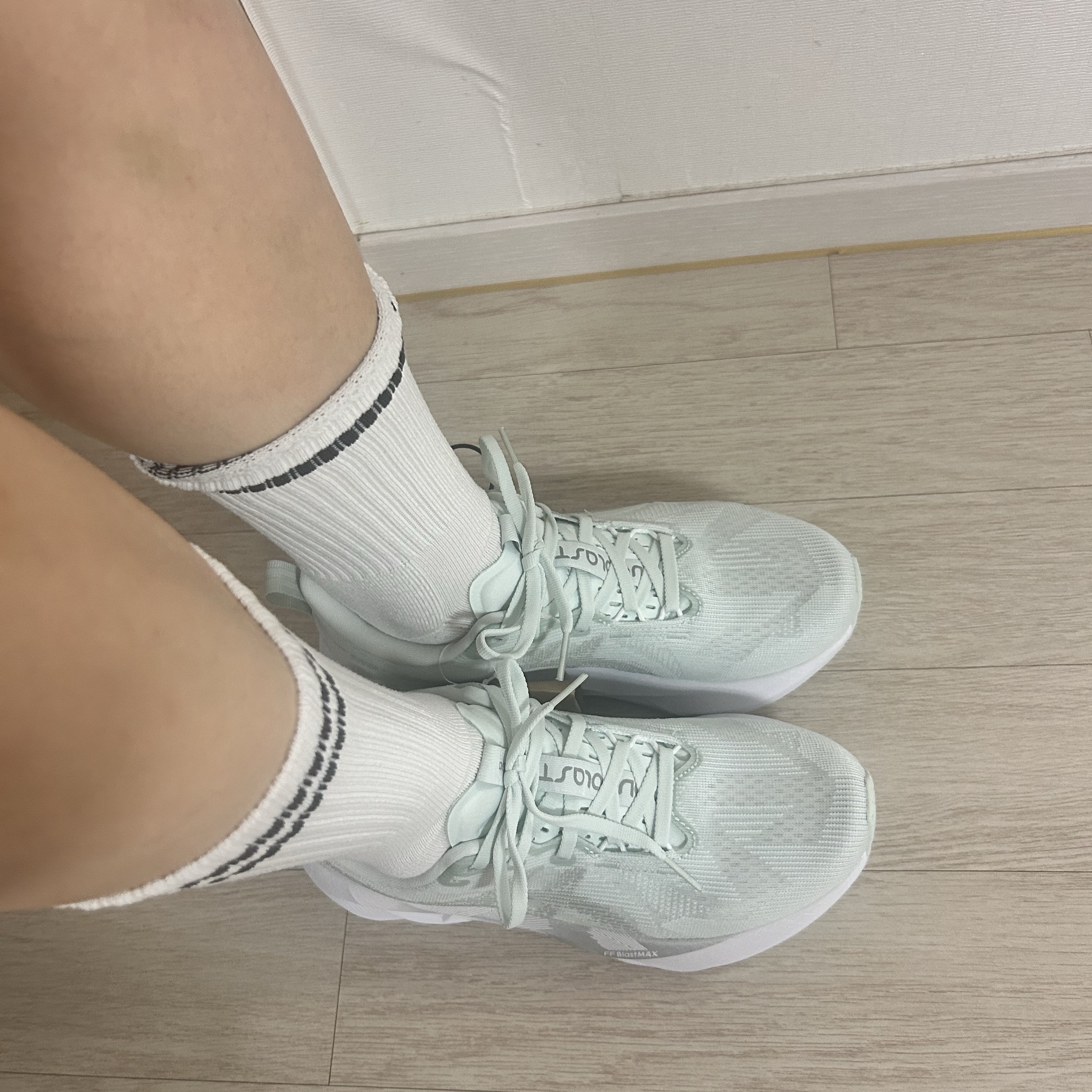 (W) Asics Novablast 5 Pure Aqua Seal Grey 착용 스타일