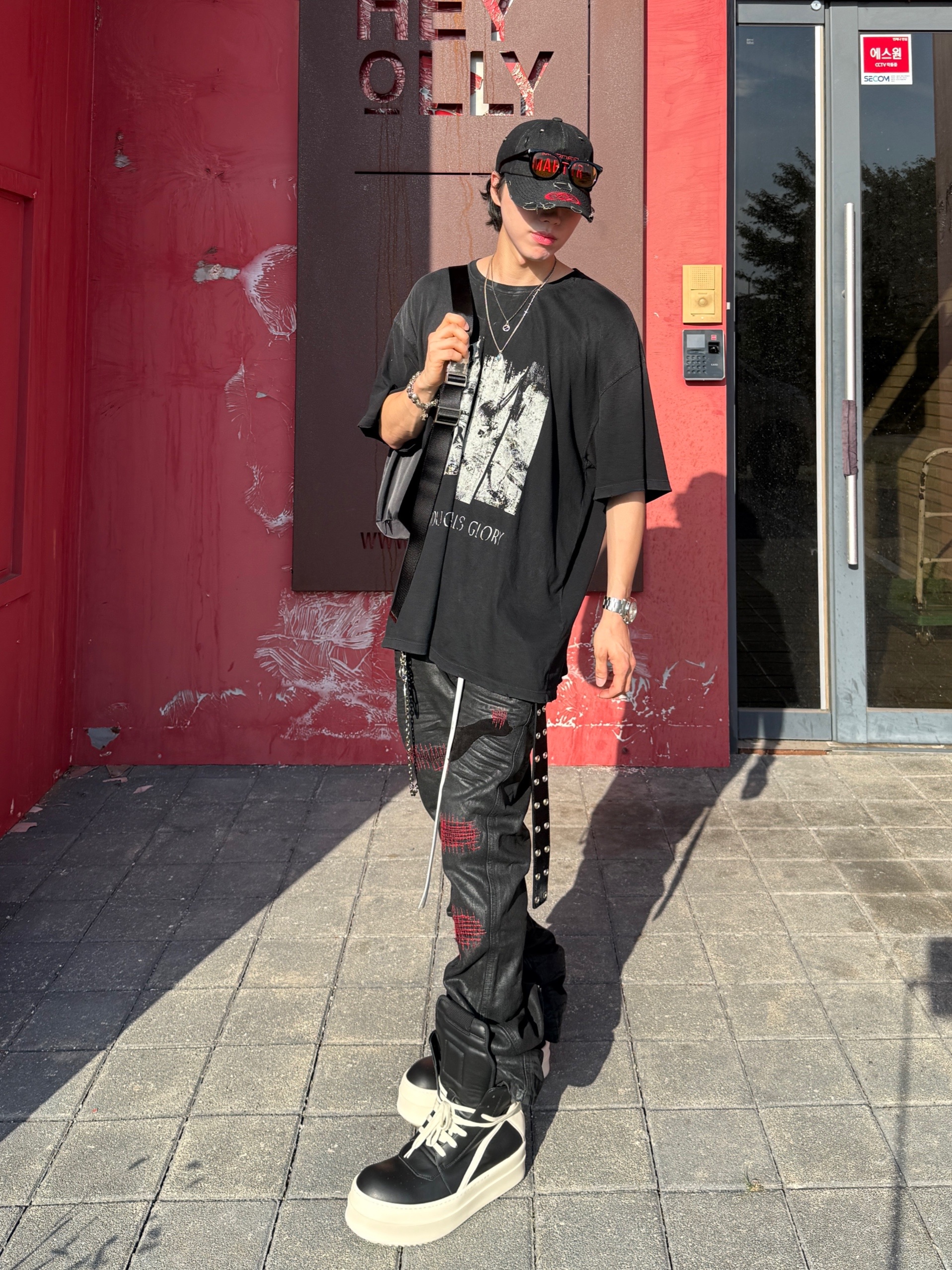 Undermycar x Emostanceclub Emoun Destroyed Cowhide Suede Red Stitch Denim Toreador - 23FW, Rick Owens Hollywood Mega Bumper Geobasket in Full Grain Calf Leather Black Milk 착용 스타일 - 1