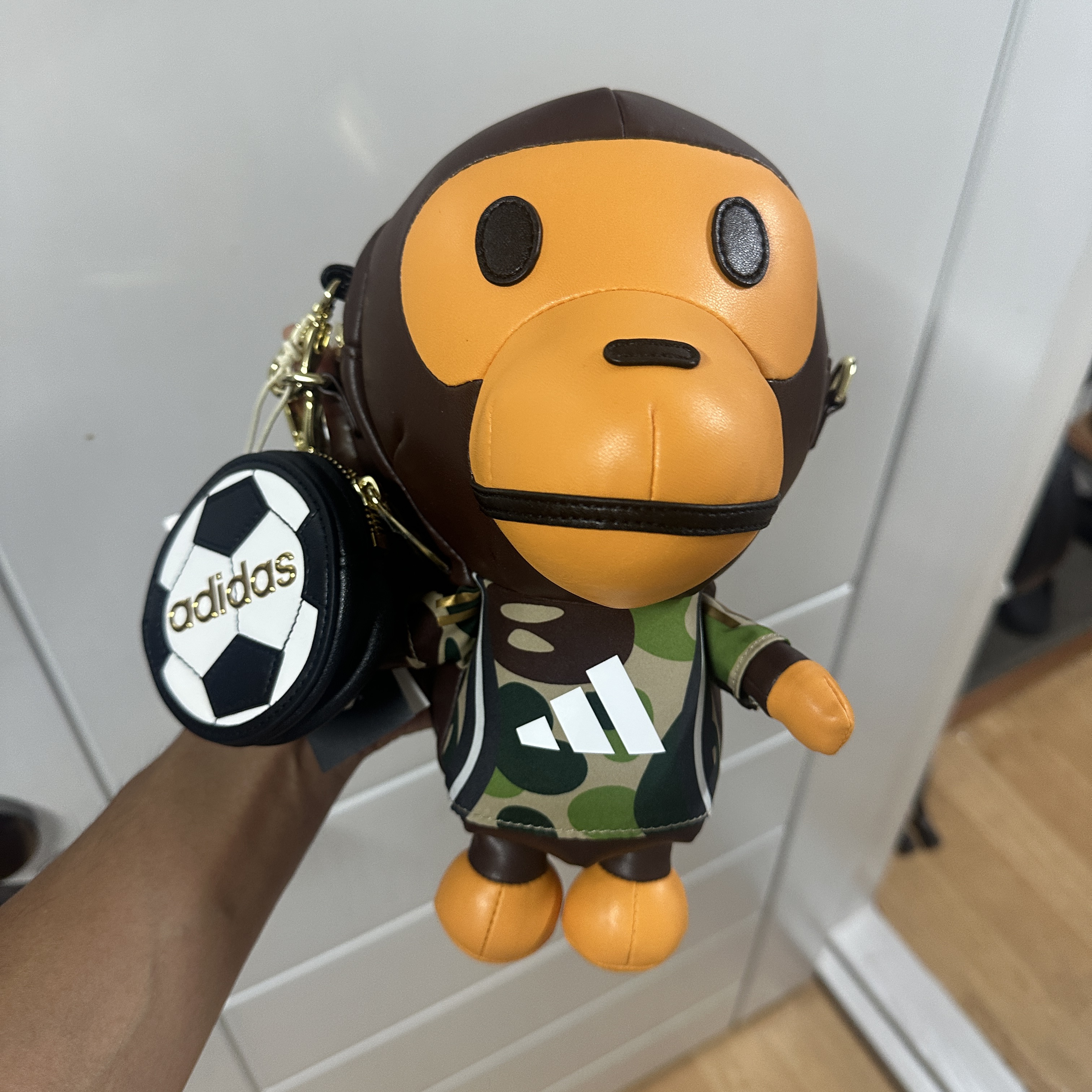 Adidas x BAPE Baby Milo Bag Auburn 착용 스타일 - 3