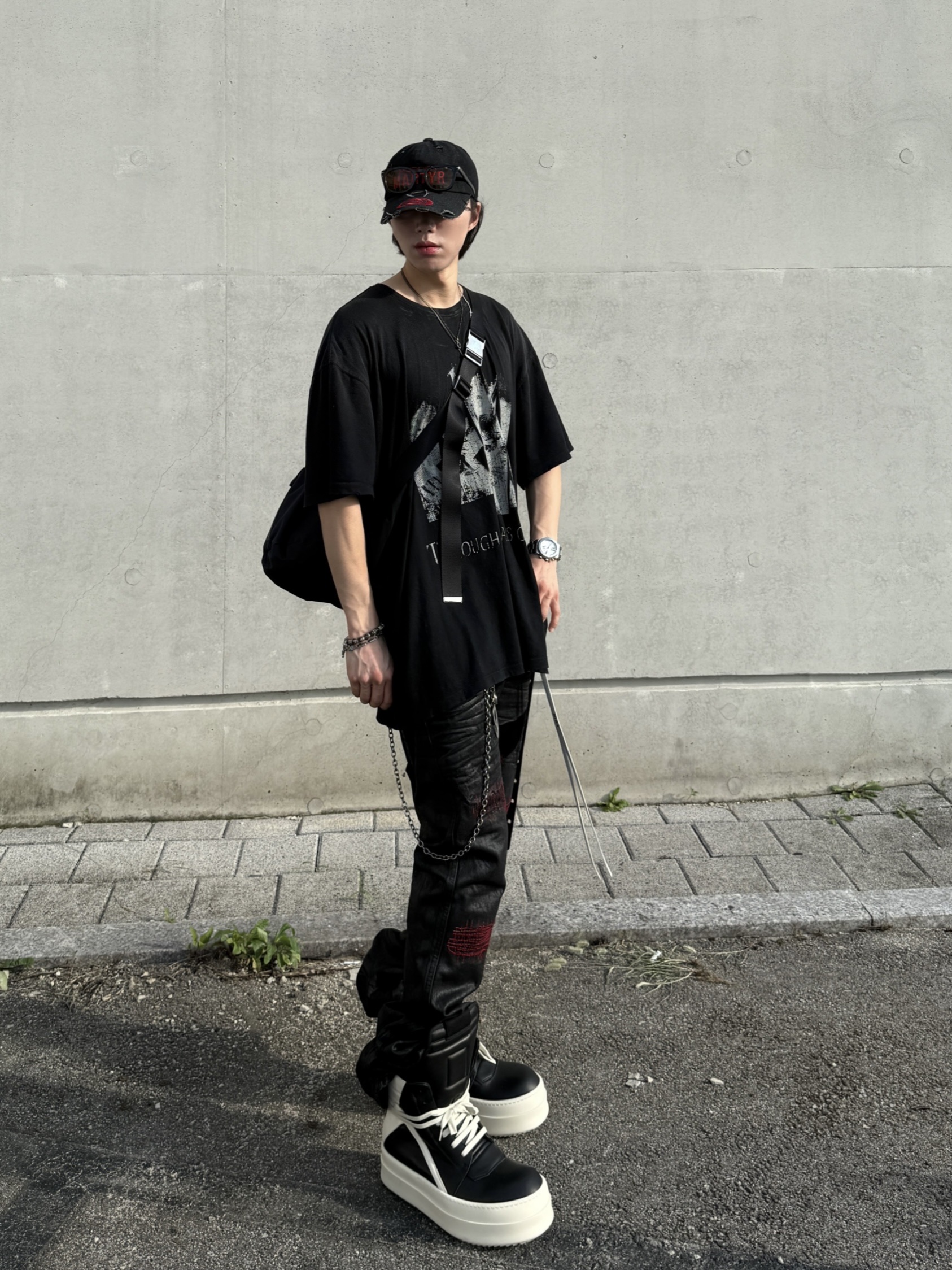 Undermycar x Emostanceclub Emoun Destroyed Cowhide Suede Red Stitch Denim Toreador - 23FW, Rick Owens Hollywood Mega Bumper Geobasket in Full Grain Calf Leather Black Milk 착용 스타일 - 6