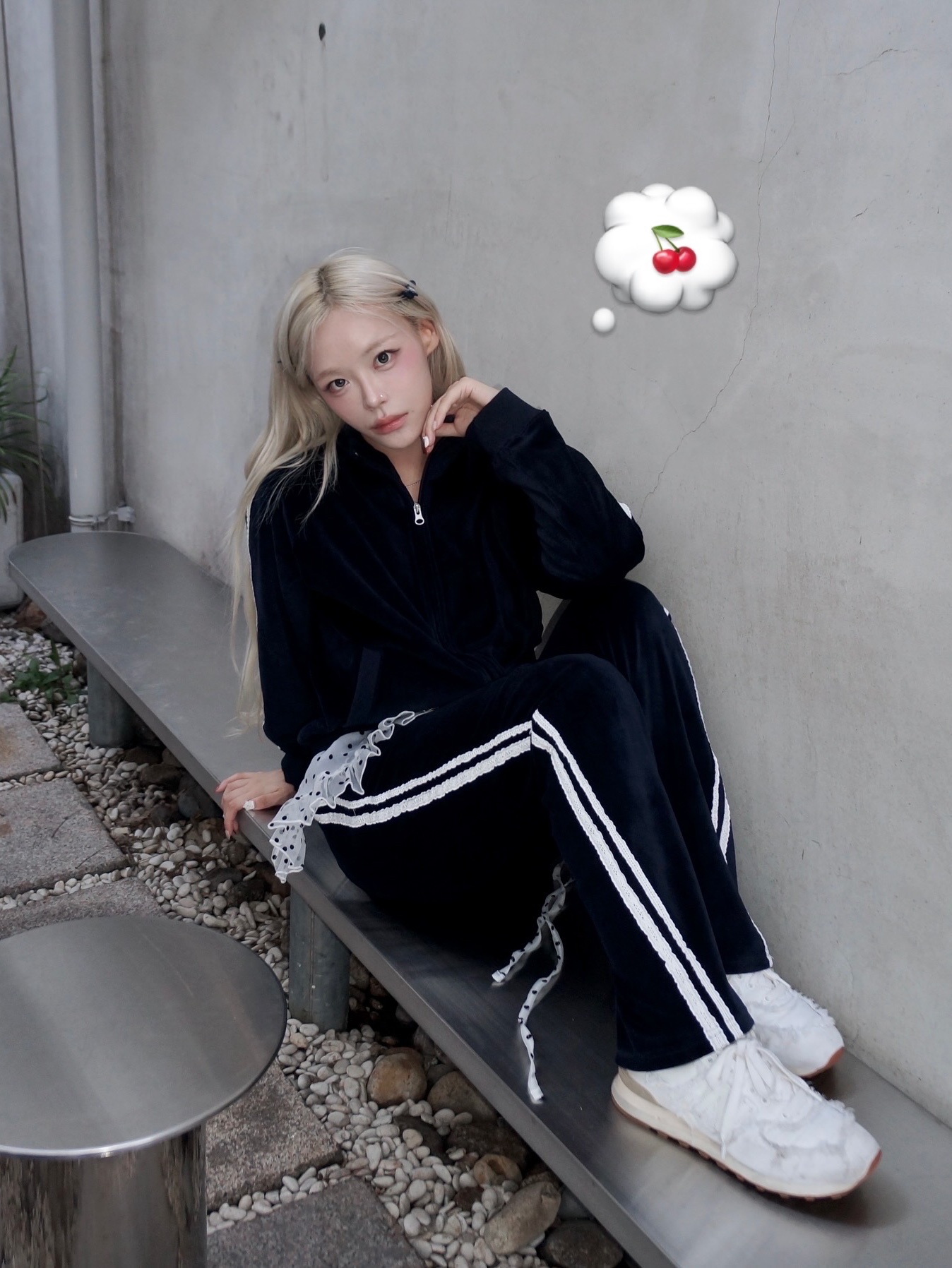 (W) New Balance x Miu Miu 530 SL Leather Sneakers White 착용 스타일 - 2