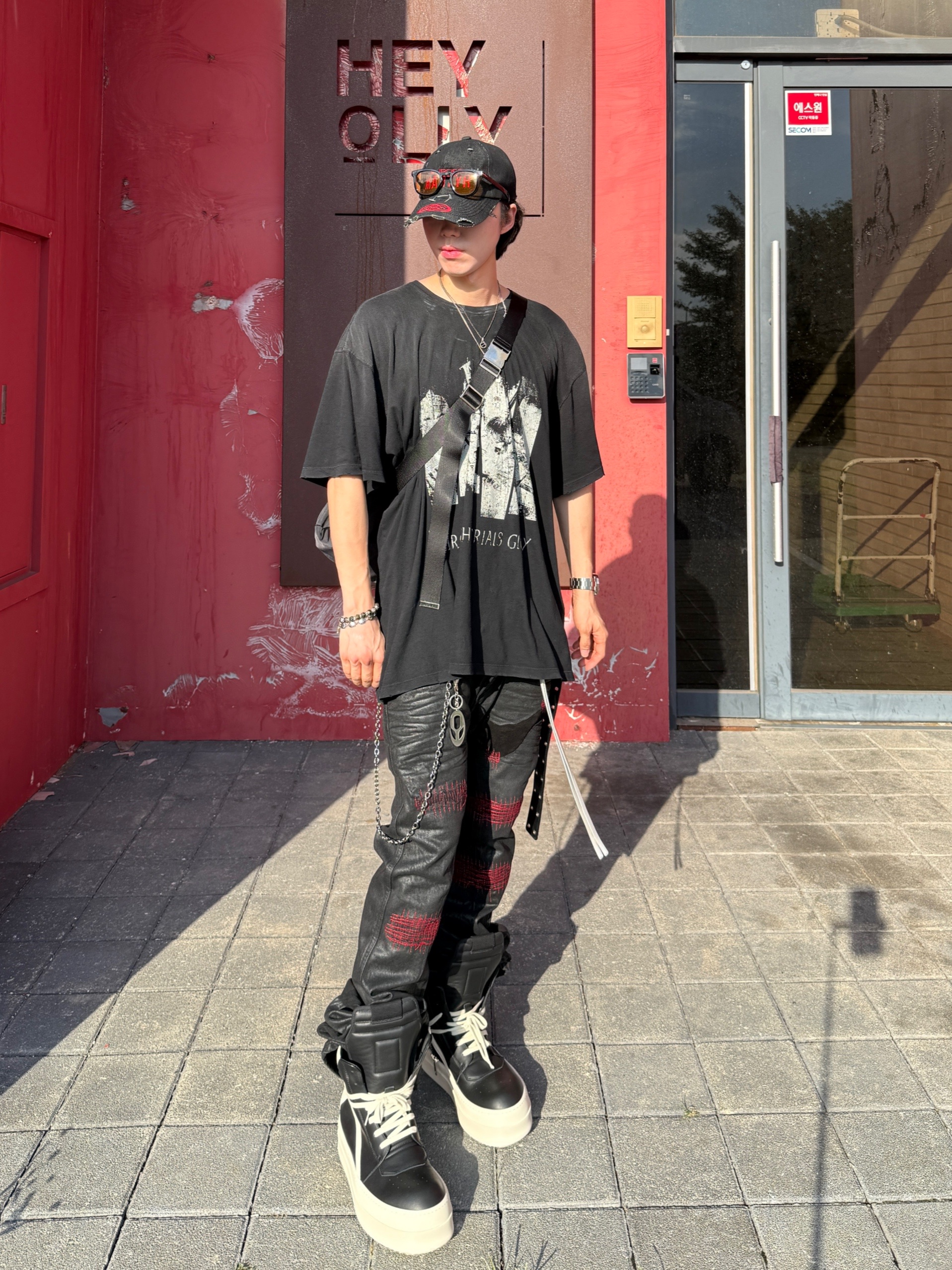 Undermycar x Emostanceclub Emoun Destroyed Cowhide Suede Red Stitch Denim Toreador - 23FW, Rick Owens Hollywood Mega Bumper Geobasket in Full Grain Calf Leather Black Milk 착용 스타일 - 7