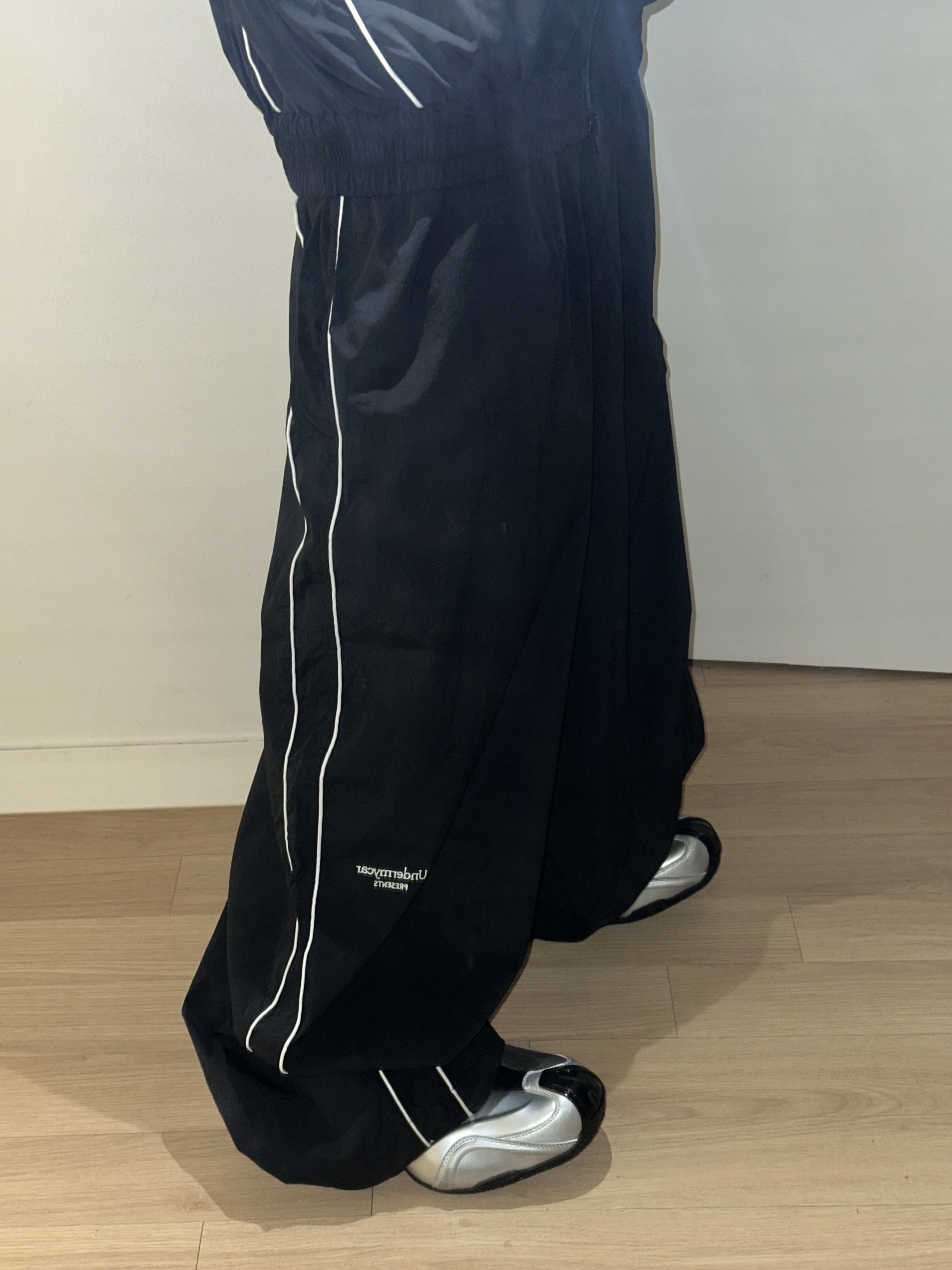 Undermycar MU.132 Original Logo Piping Line Track Jacket Black, Undermycar Mu.126 Original Logo Piping Line Nylon Pants Black 착용 스타일 - 2