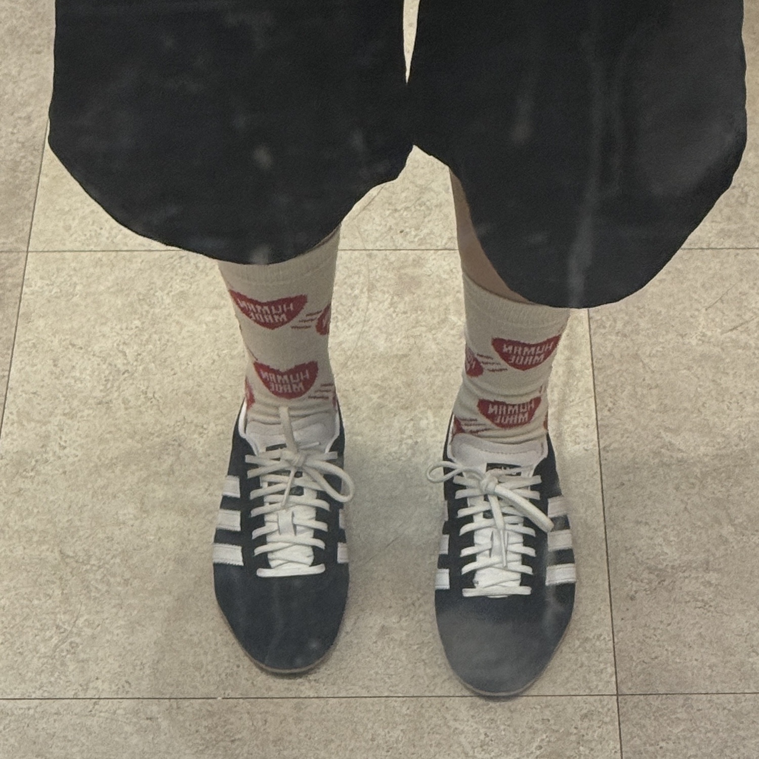 (W) Adidas Tokyo Black, Human Made Heart Socks Blue 착용 스타일 - 1