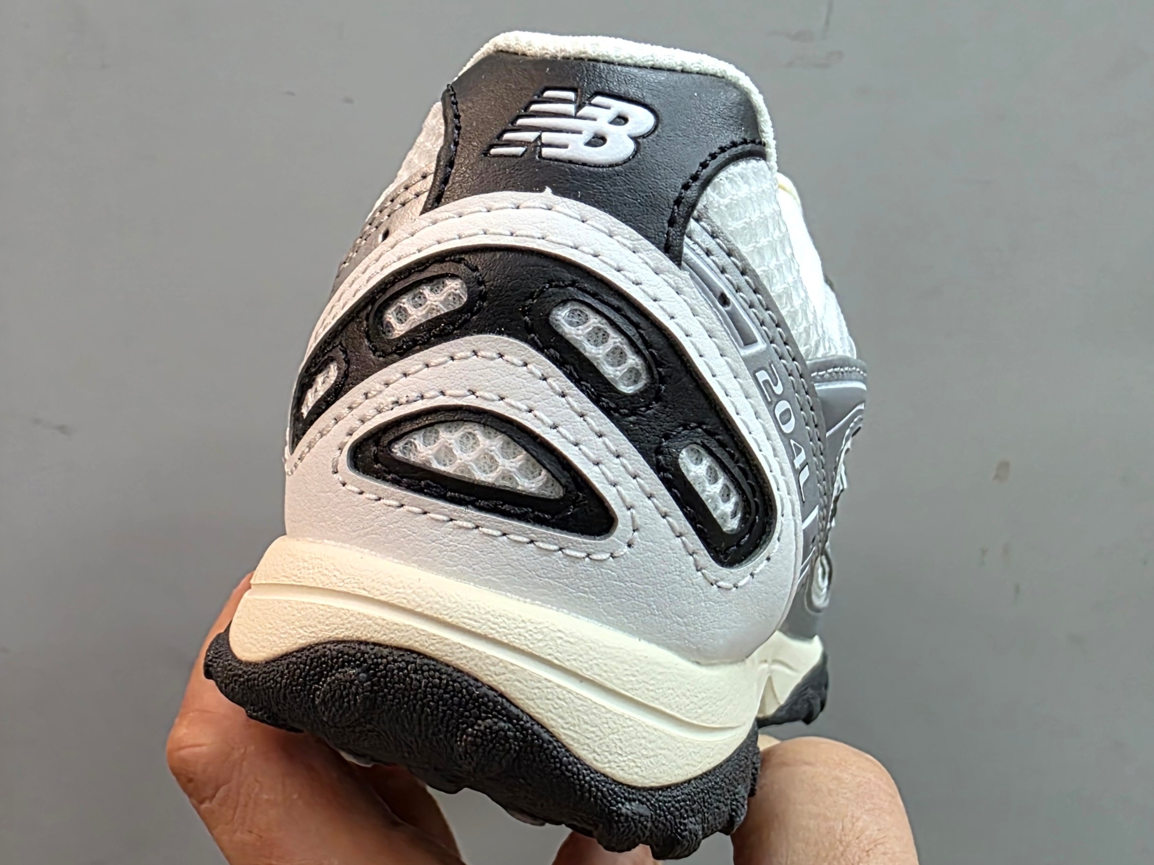 New Balance 204L Silver Metallic Black 착용 스타일 - 4