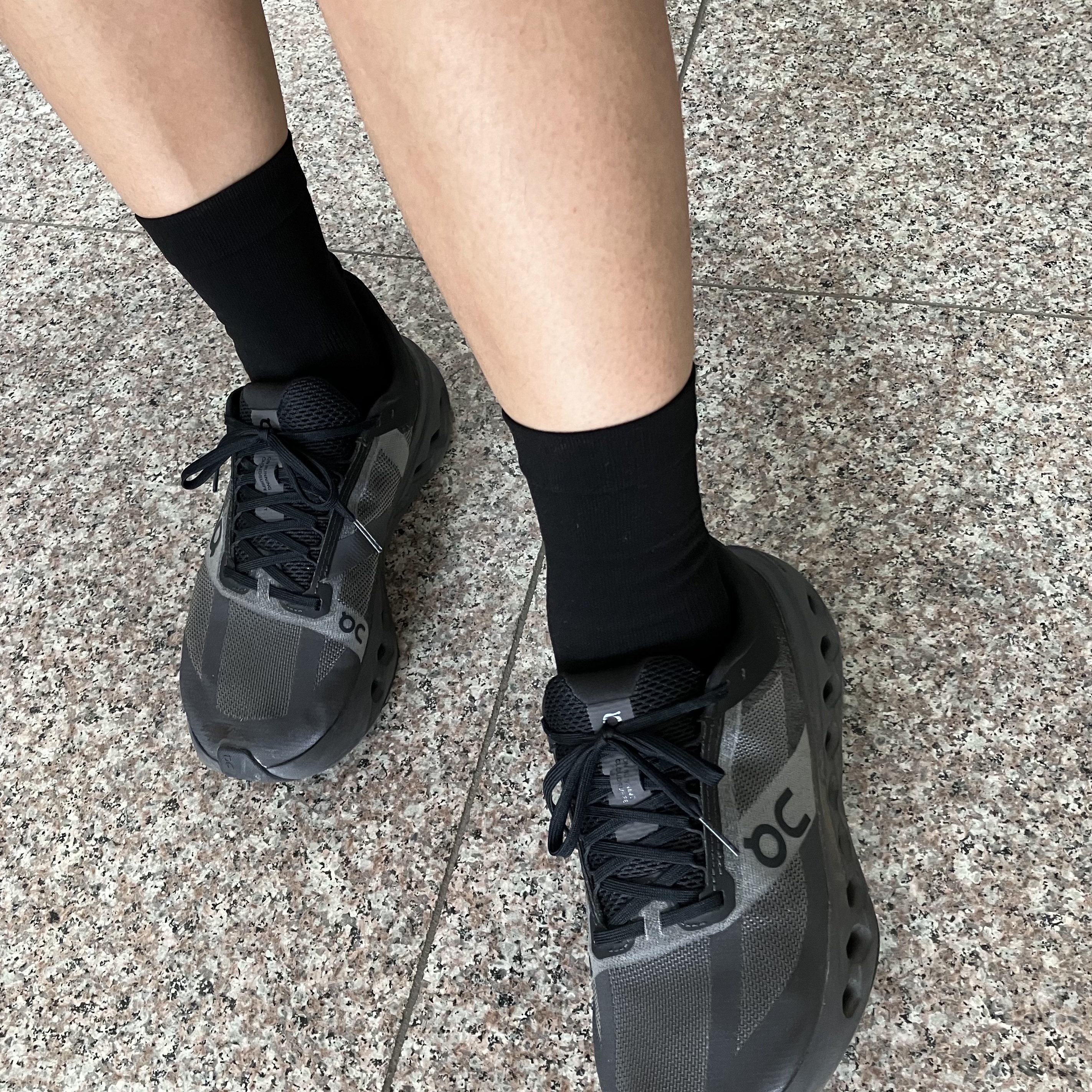 (W) On Running Cloudboom Max White Black, On Running Cloudmonster All Black 착용 스타일 - 3