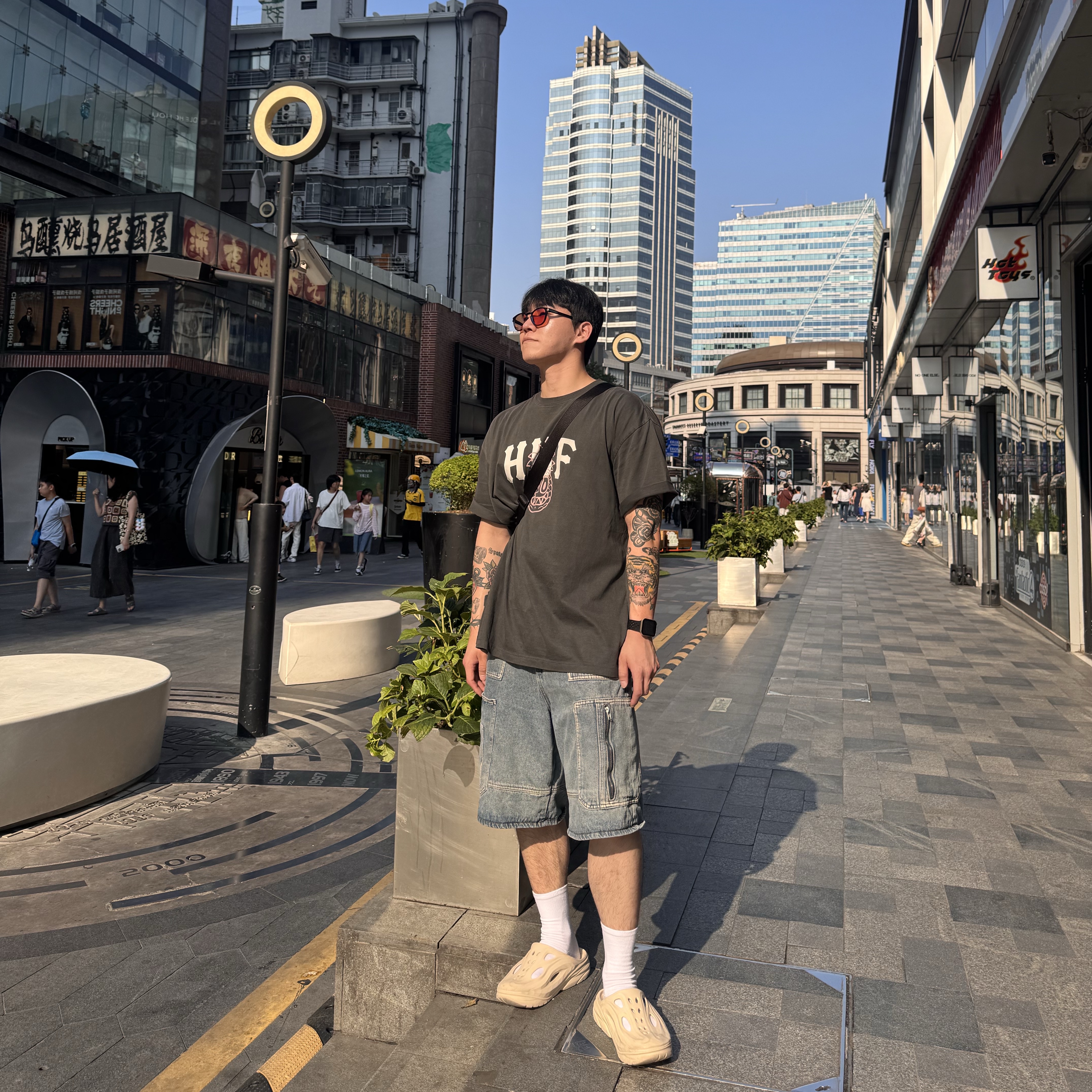 Uniqlo Multi Pocket Shoulder Bag Black, Hoka Ora Recovery Mule Vanilla 착용 스타일 - 2