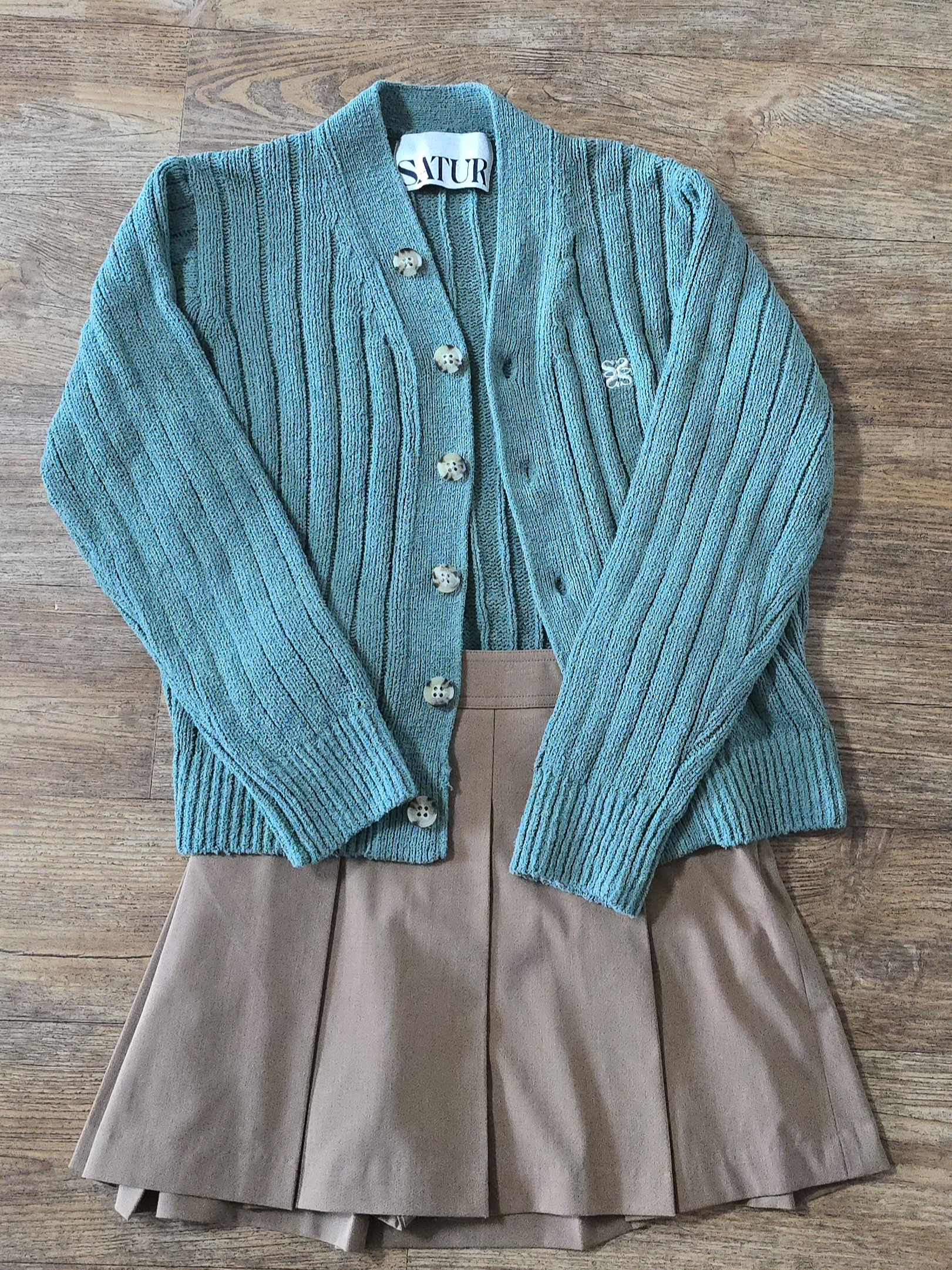 SATUR Faro Over Size Boucle Cardigan Heritage Brown, SATUR Faro Over Size Boucle Cardigan Sage Green 착용 스타일 - 4