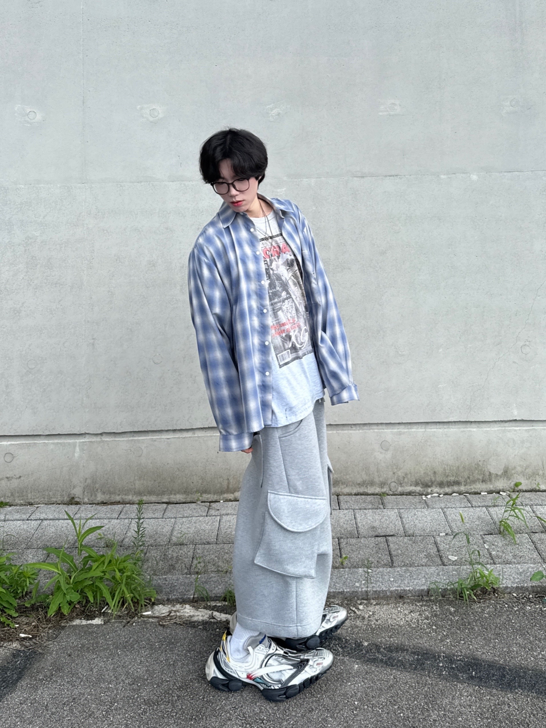MJD x AAO Wide Cargo Bermuda Pants Grey, GRAILZ x KOIN SEOUL Magazine T-Shirts Melange Grey 착용 스타일 - 5