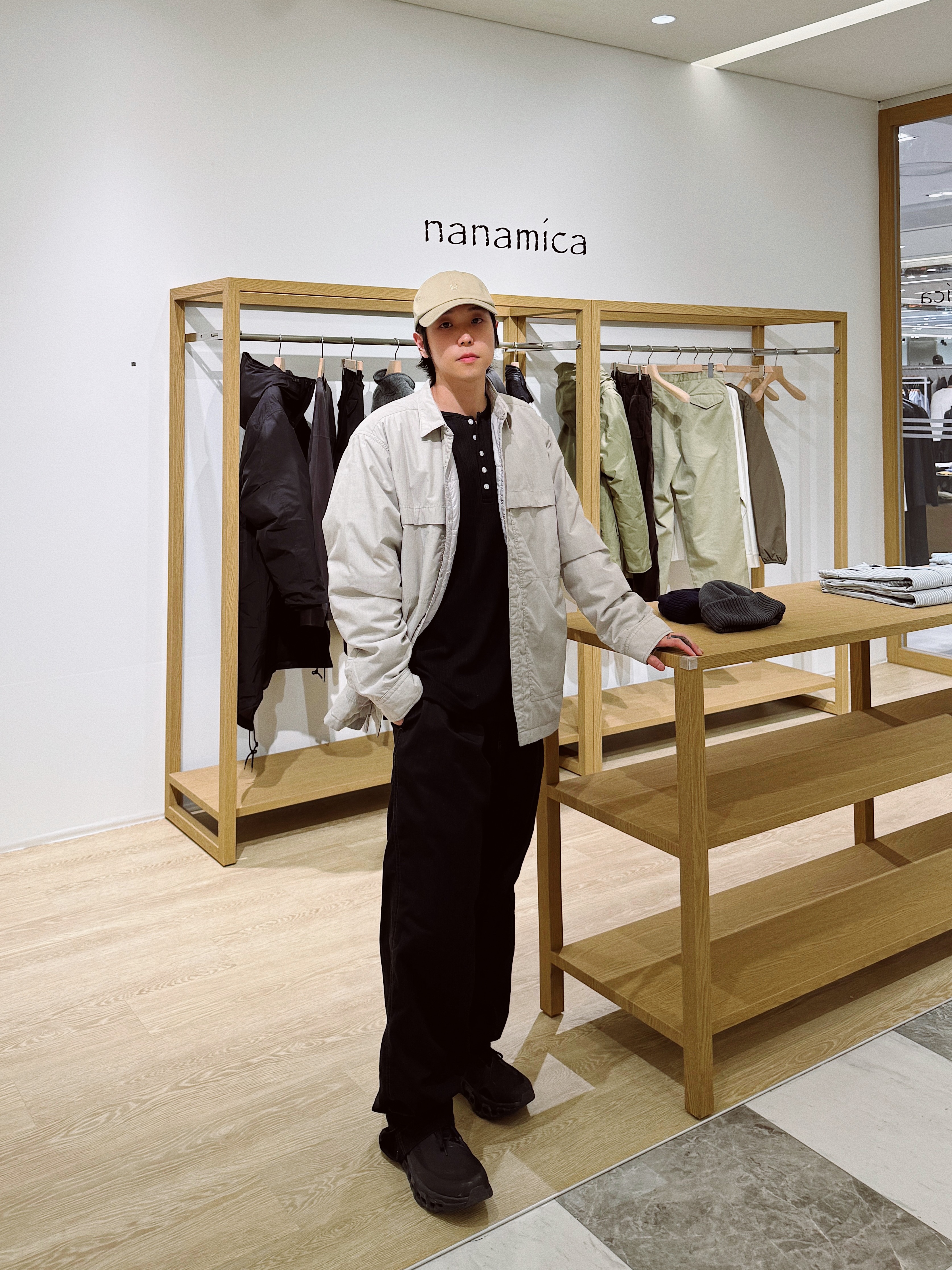On Running x Post Archive Faction (Paf) Cloudmonster 2 Black Magnet, Nanamica Reversible Coach Jacket Sand Beige 착용 스타일 - 2